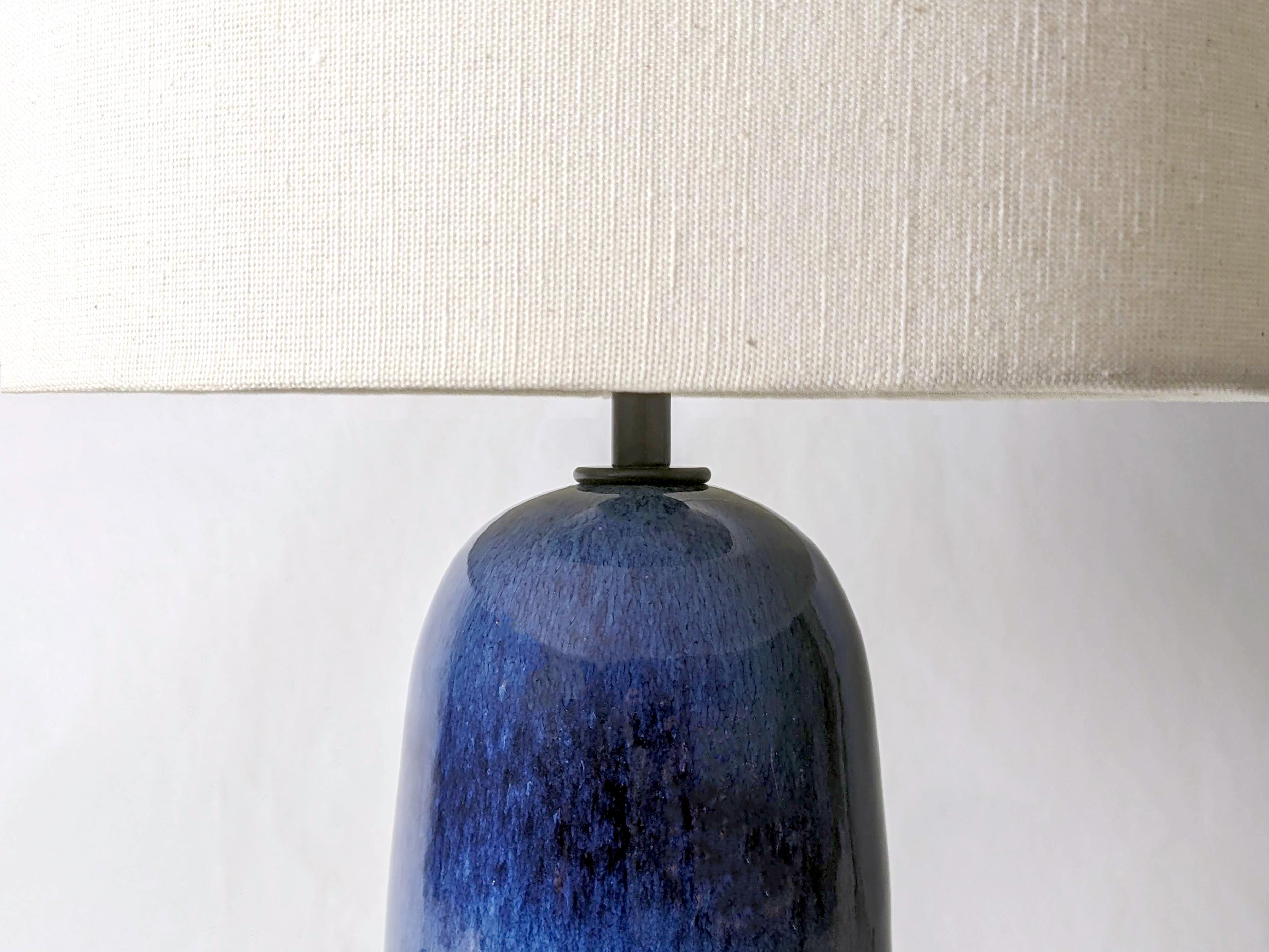 XXIe siècle et contemporain Lampe de bureau Armona Dimmable en céramique faite à la main, bleu marine avec abat-jour en lin en vente