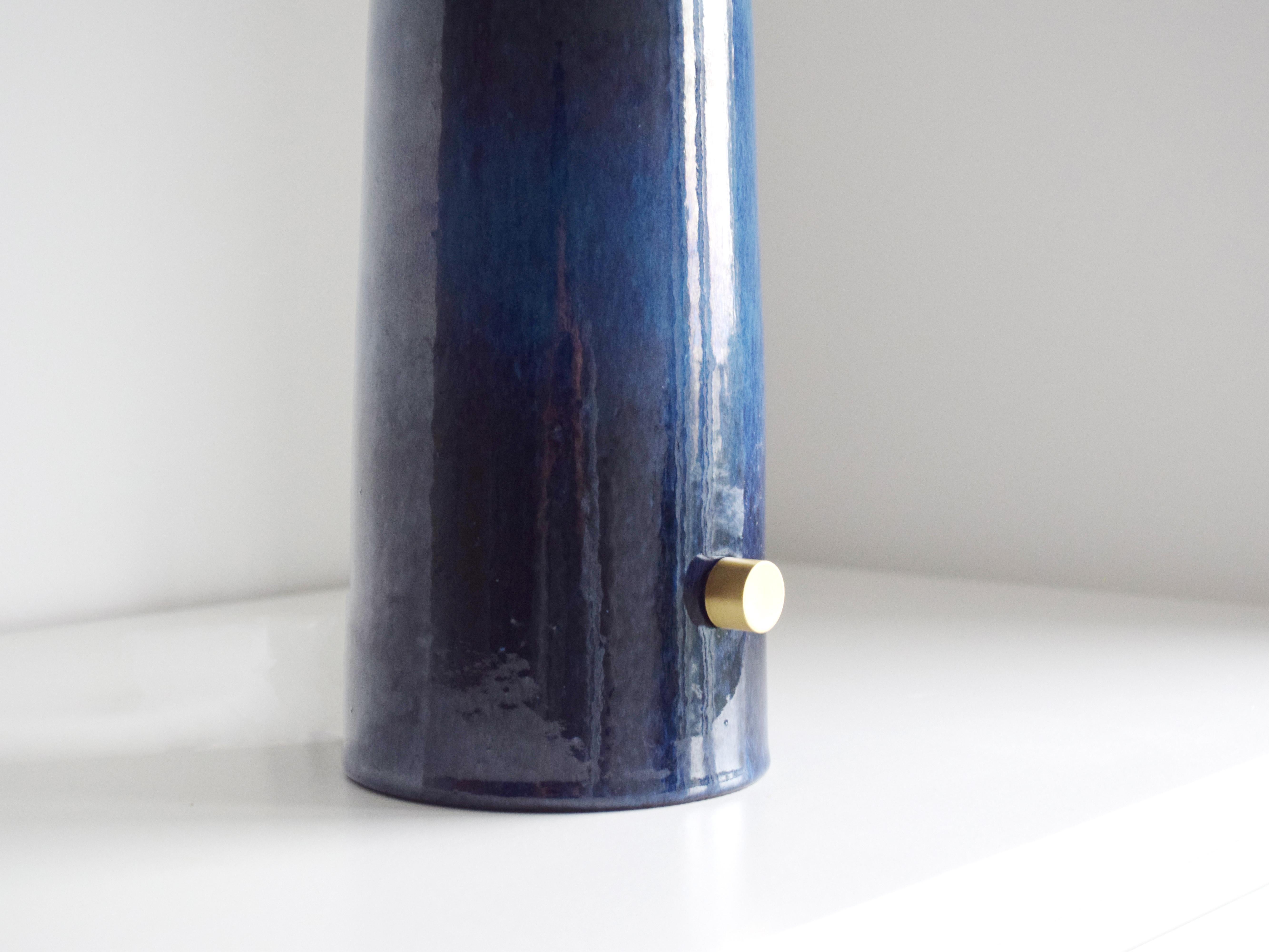Vernissé Lampe de bureau Armona Dimmable en céramique faite à la main, bleu marine avec abat-jour en lin en vente