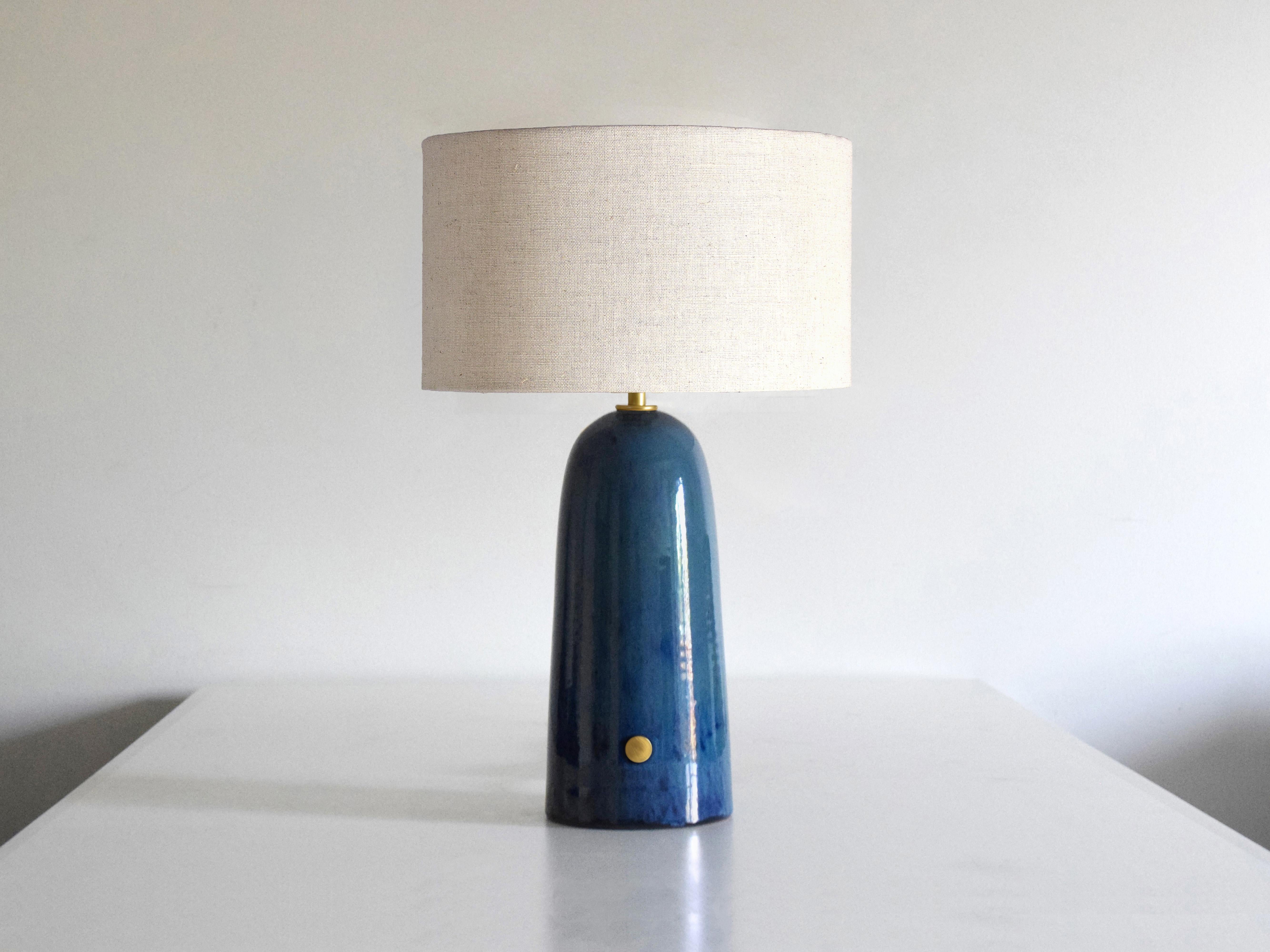Portugais Lampe de bureau Armona Dimmable en céramique faite à la main, bleu marine avec abat-jour en lin en vente