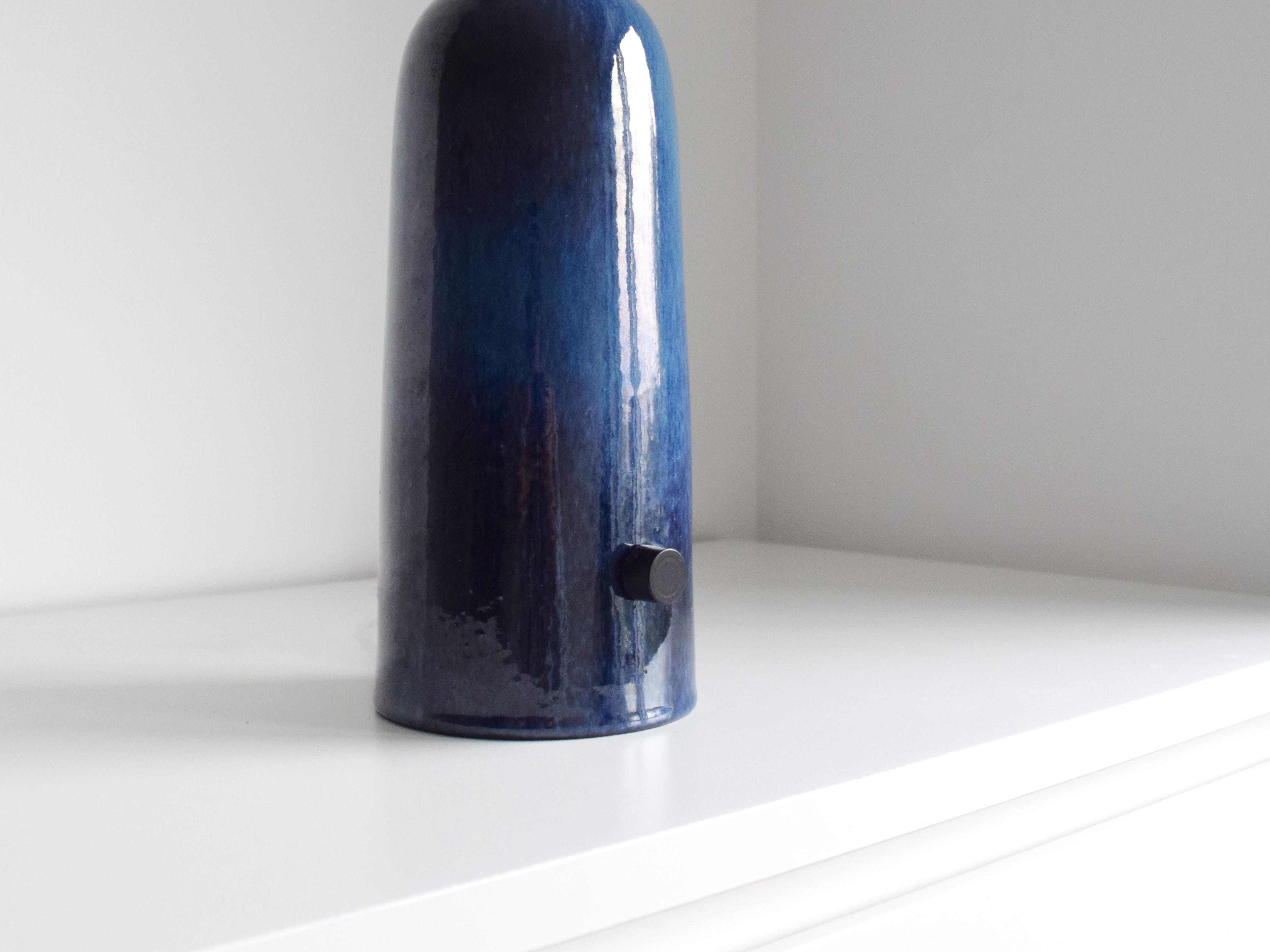 Lampe de bureau Armona Dimmable en céramique faite à la main, bleu marine avec abat-jour en lin Neuf - En vente à Braga, PT