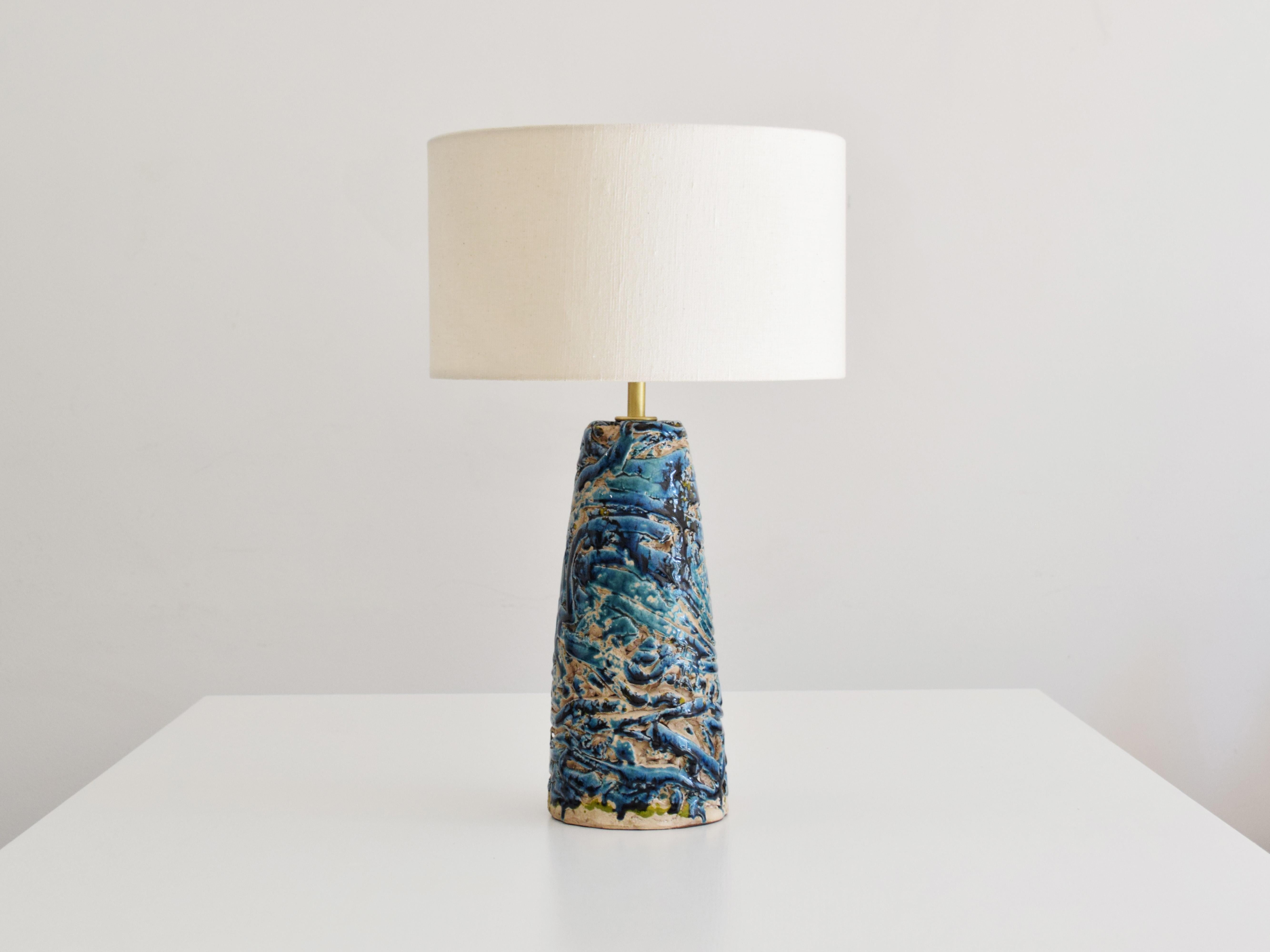 Illuminez votre espace avec notre lampe en céramique fabriquée à la main. 

Son design minimaliste sera certainement un bel ajout à n'importe quel espace et son beau corps en céramique avec une finition émaillée vous aidera à obtenir ce look élégant