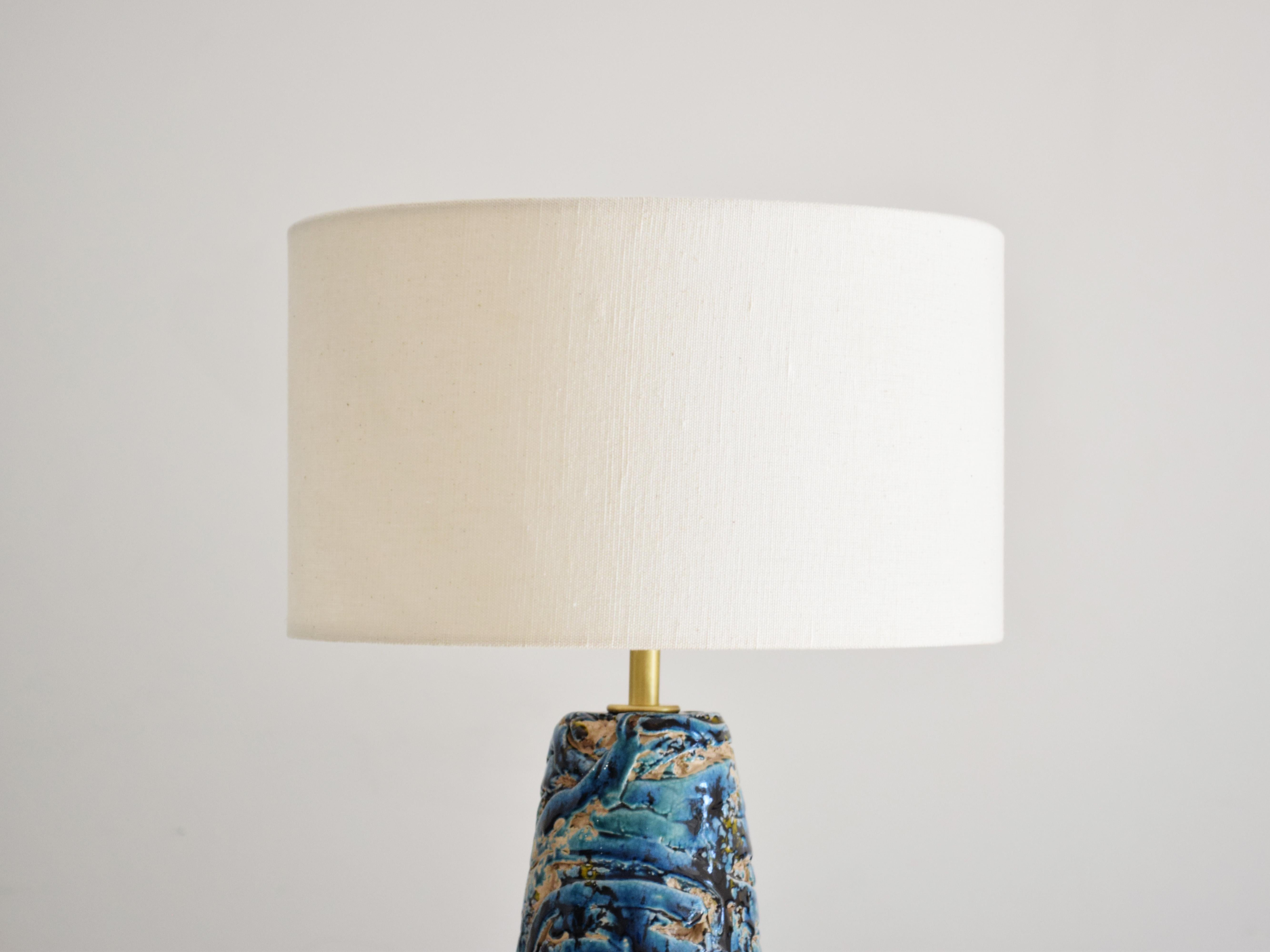 Portugais Lampe de bureau unique faite à la main en céramique émaillée bleue avec abat-jour en lin en vente