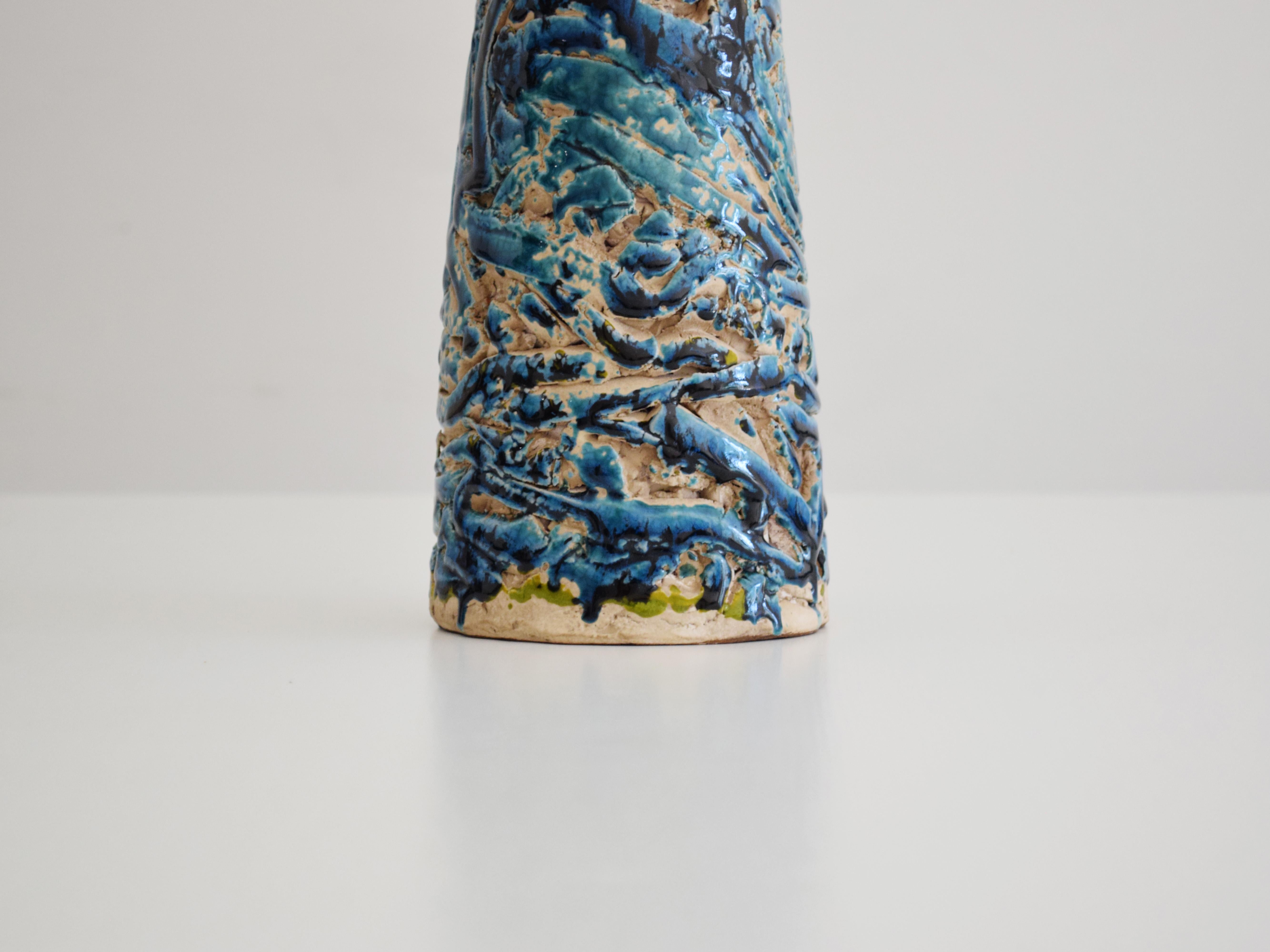 Vernissé Lampe de bureau unique faite à la main en céramique émaillée bleue avec abat-jour en lin en vente