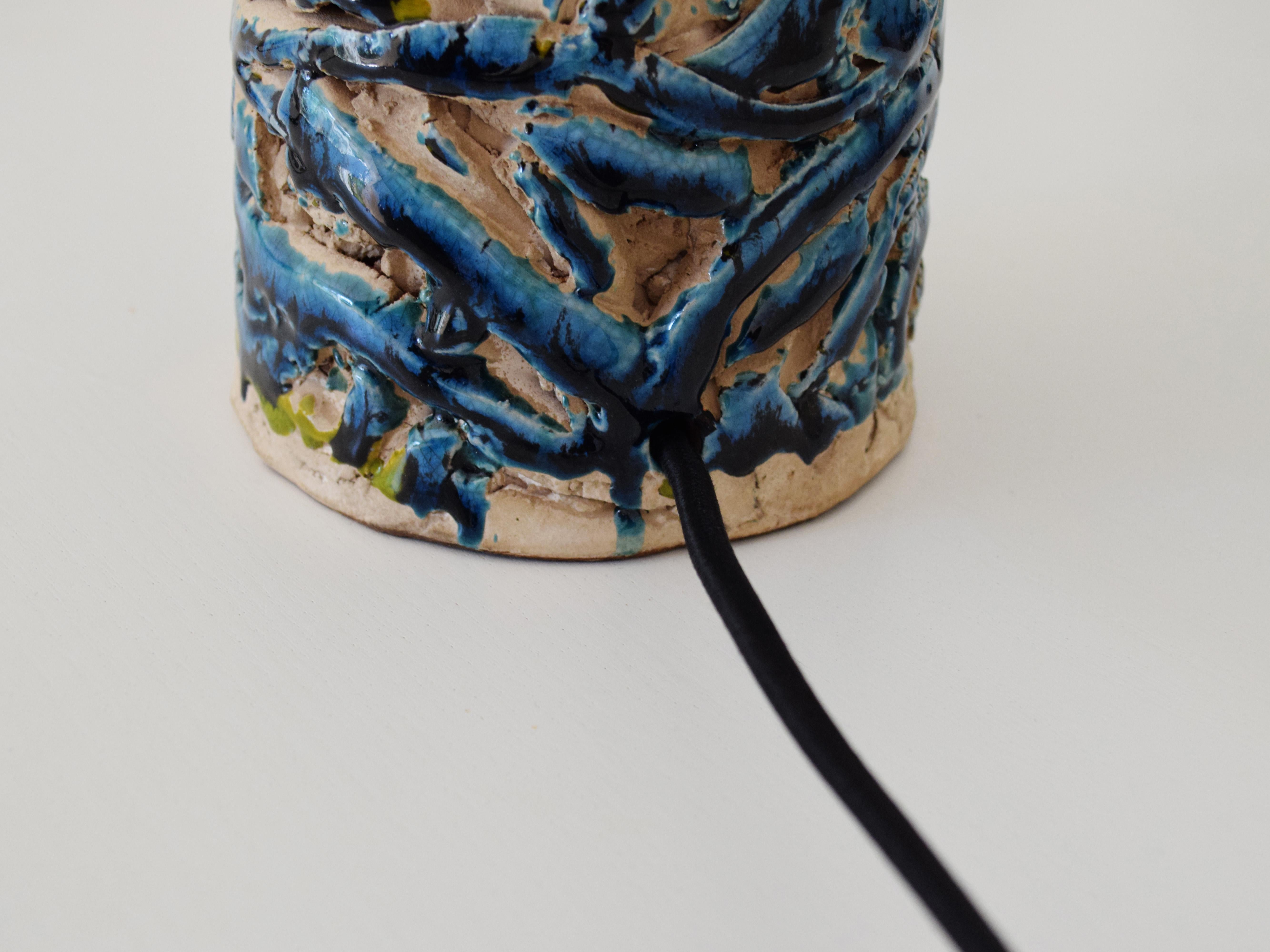 XXIe siècle et contemporain Lampe de bureau unique faite à la main en céramique émaillée bleue avec abat-jour en lin en vente