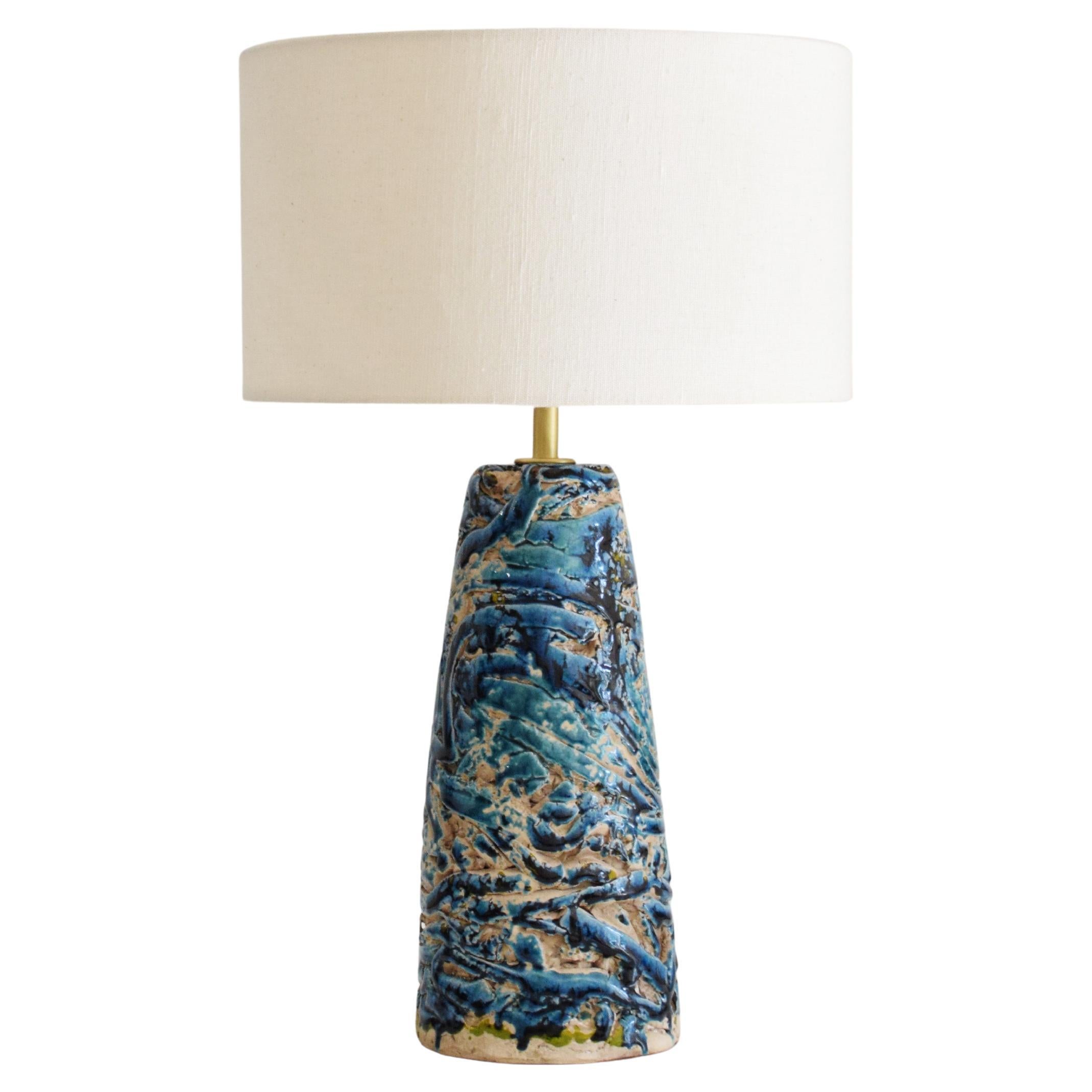 Lampe de bureau unique faite à la main en céramique émaillée bleue avec abat-jour en lin en vente