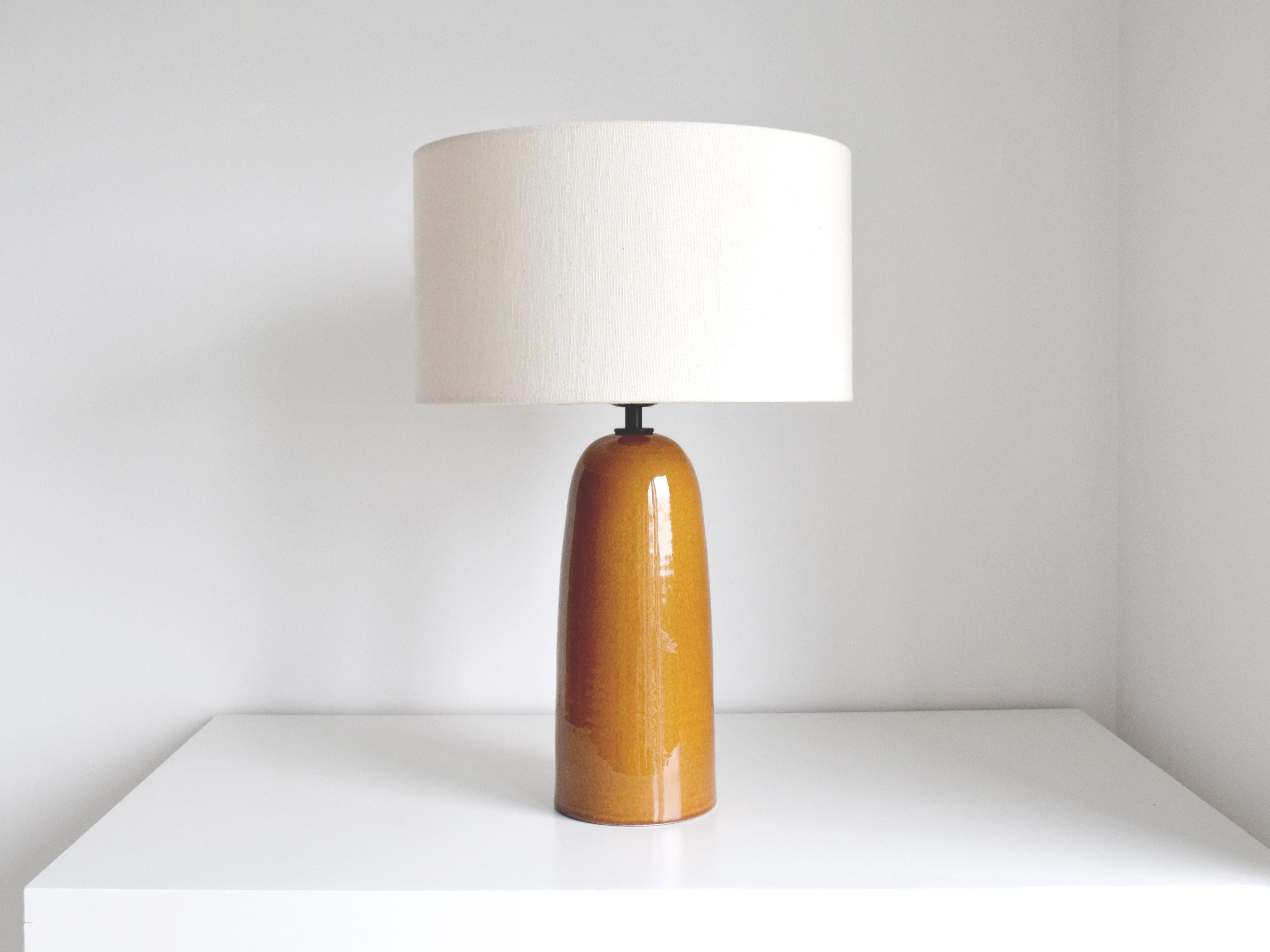 Portugais Armona - Lampe de table en céramique ambrée avec abat-jour en lin en vente