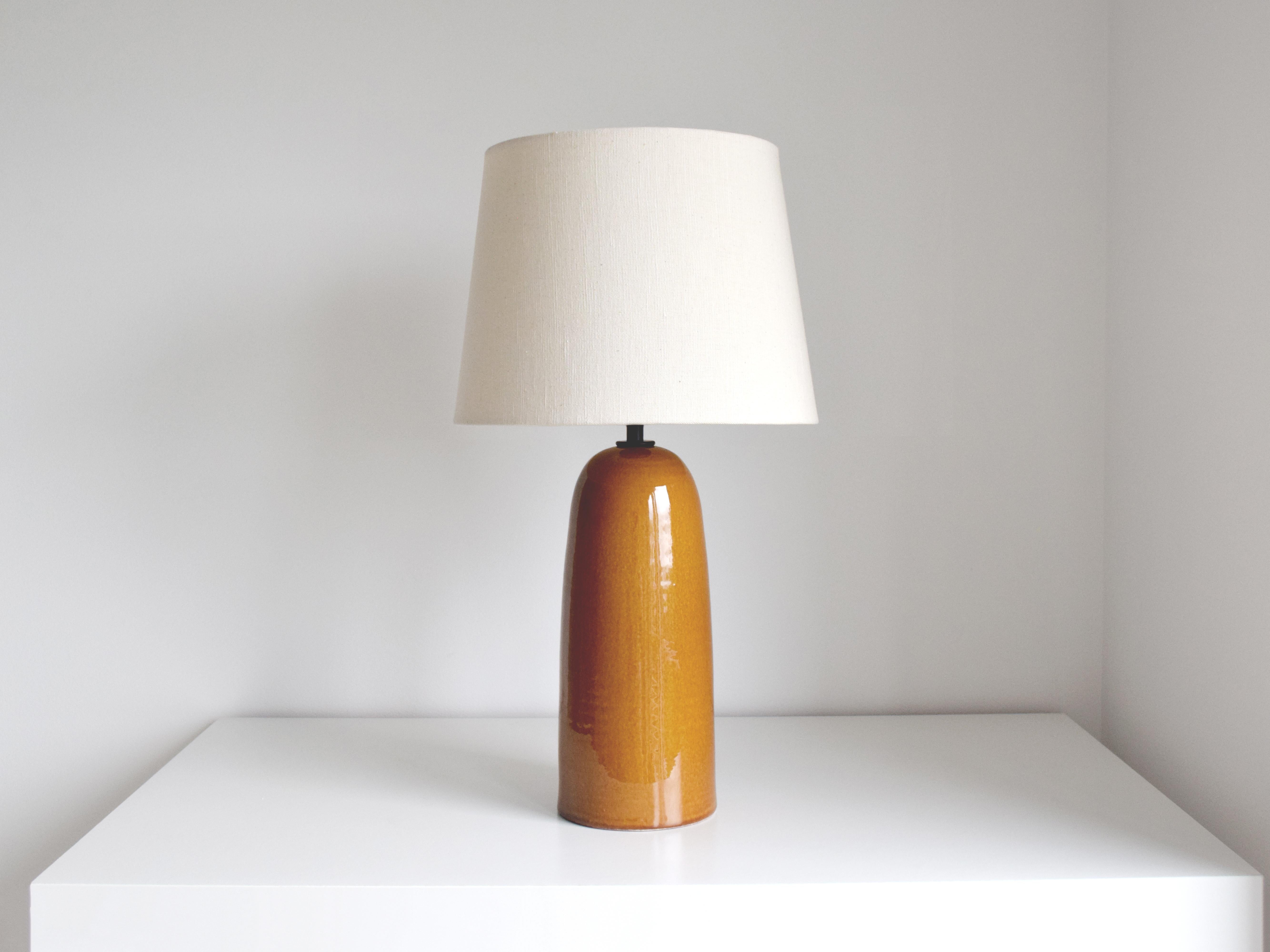 Illuminez votre espace avec notre lampe en céramique artisanale émaillée en Ambre. 

Son design minimaliste sera certainement un bel ajout à n'importe quel espace et son beau corps en céramique avec une finition émaillée vous aidera à obtenir ce