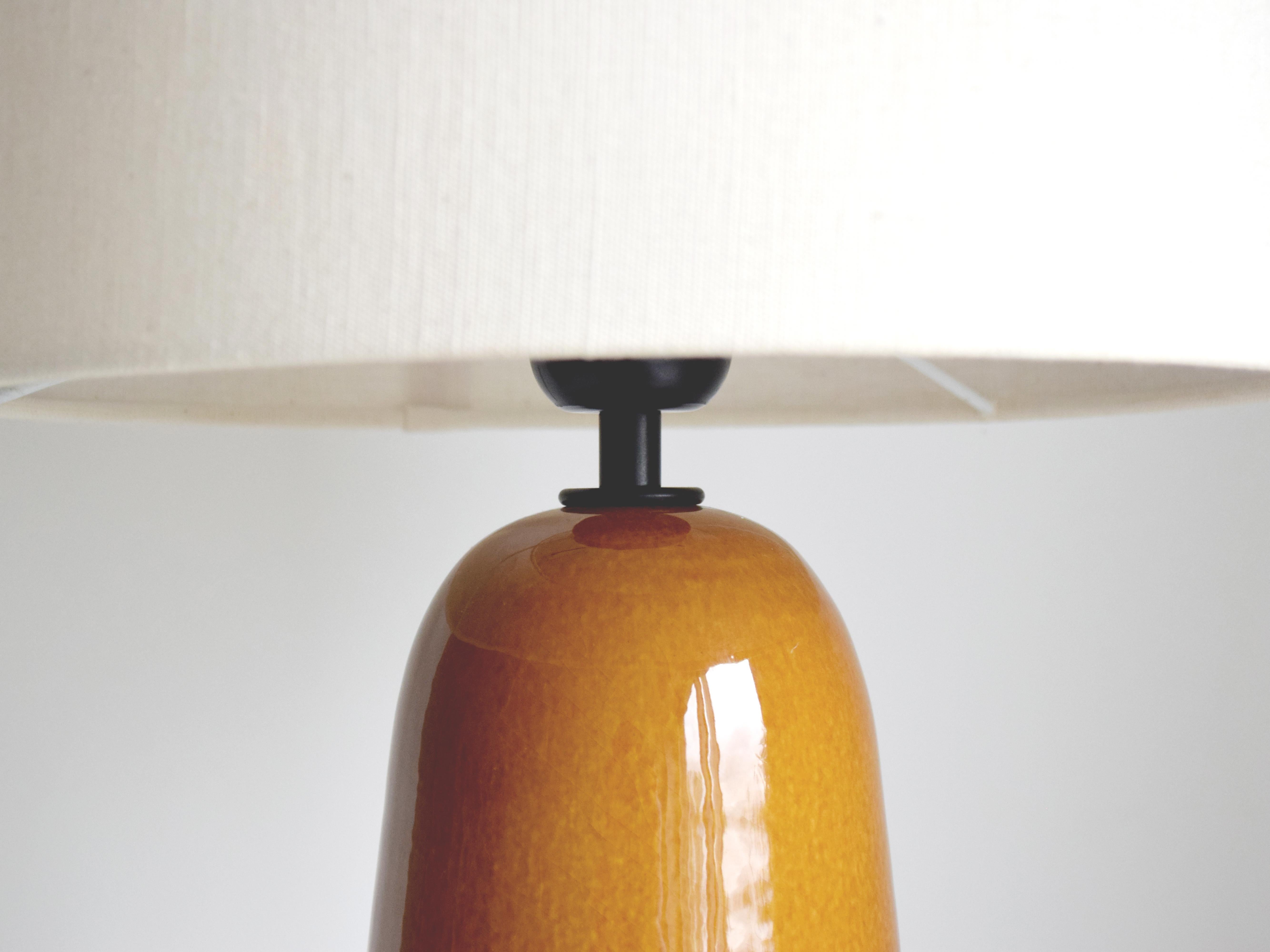 Tourné Armona - Lampe de table en céramique ambrée avec abat-jour en lin en vente