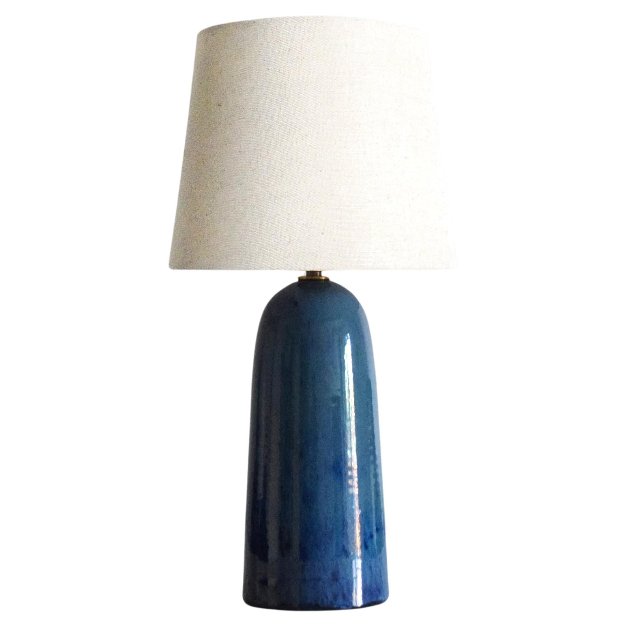 Armona - Lampada da tavolo in ceramica fatta a mano blu Marin con paralume affusolato