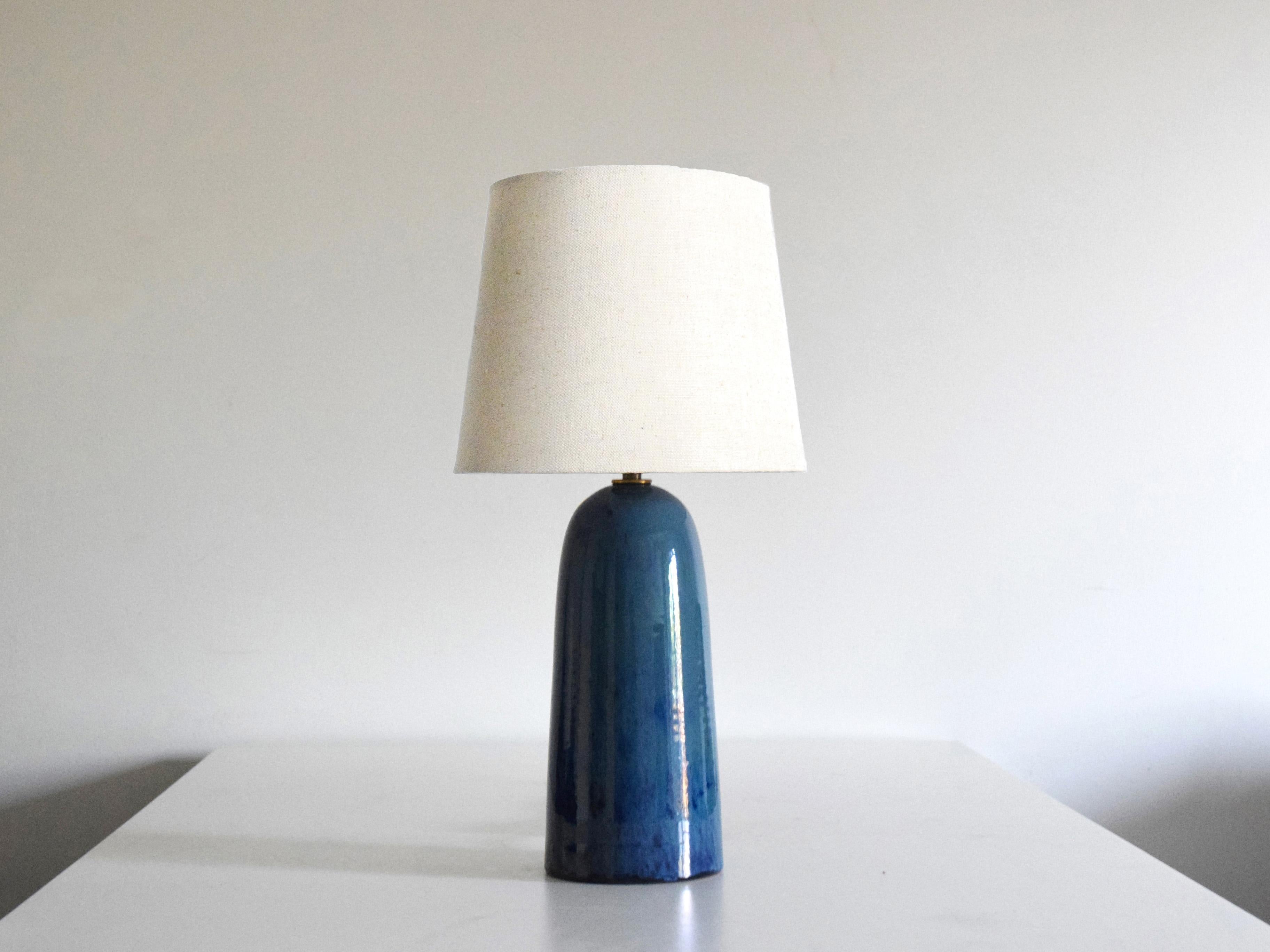 Portugais Armona - Lampe de table en céramique faite à la main, bleu marine avec abat-jour en lin en vente