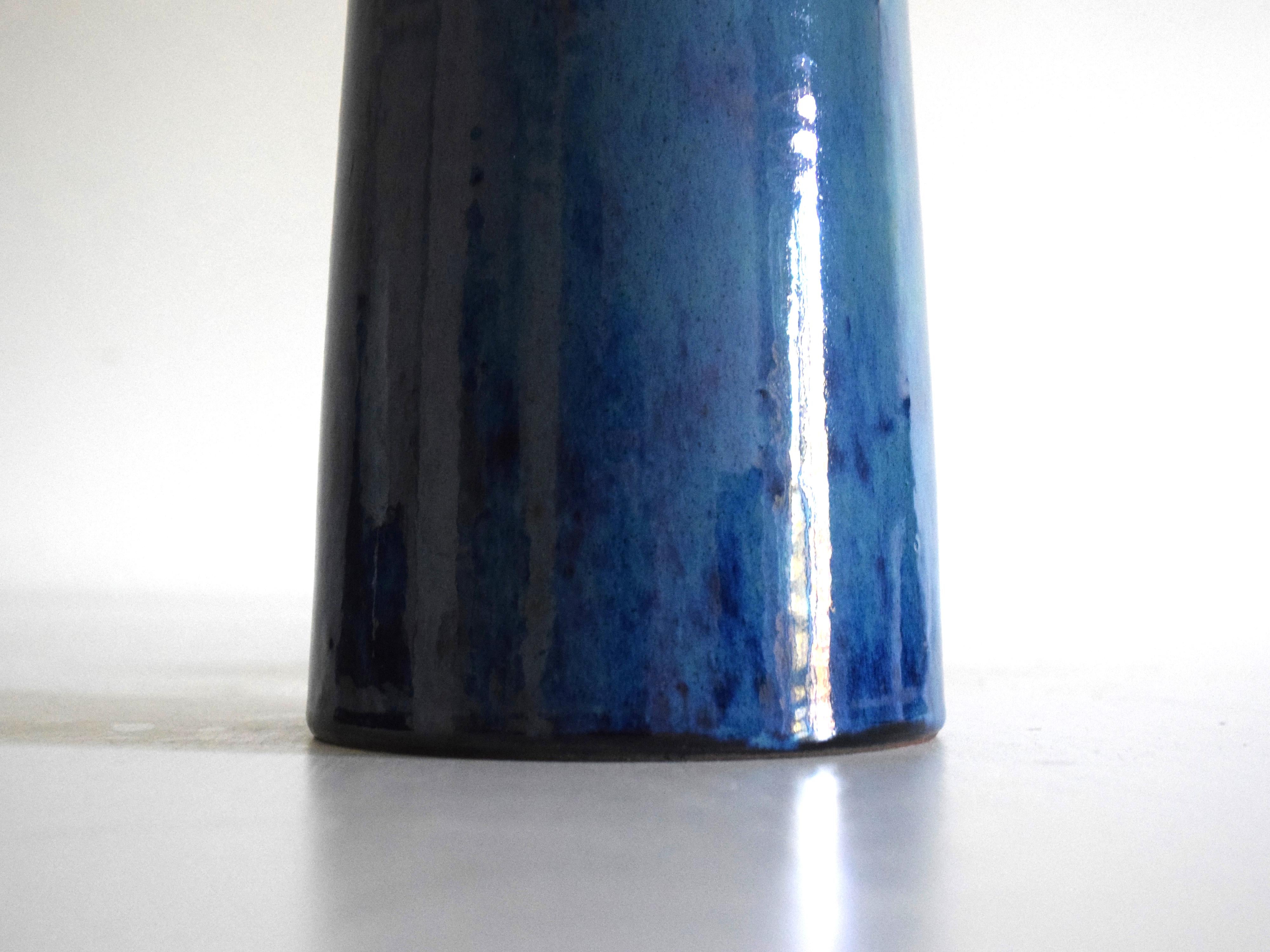 Armona - Lampe de table en céramique faite à la main, bleu marine avec abat-jour en lin Neuf - En vente à Braga, PT
