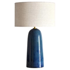 Armona - Lámpara de mesa de cerámica hecha a mano azul marino con pantalla de lino