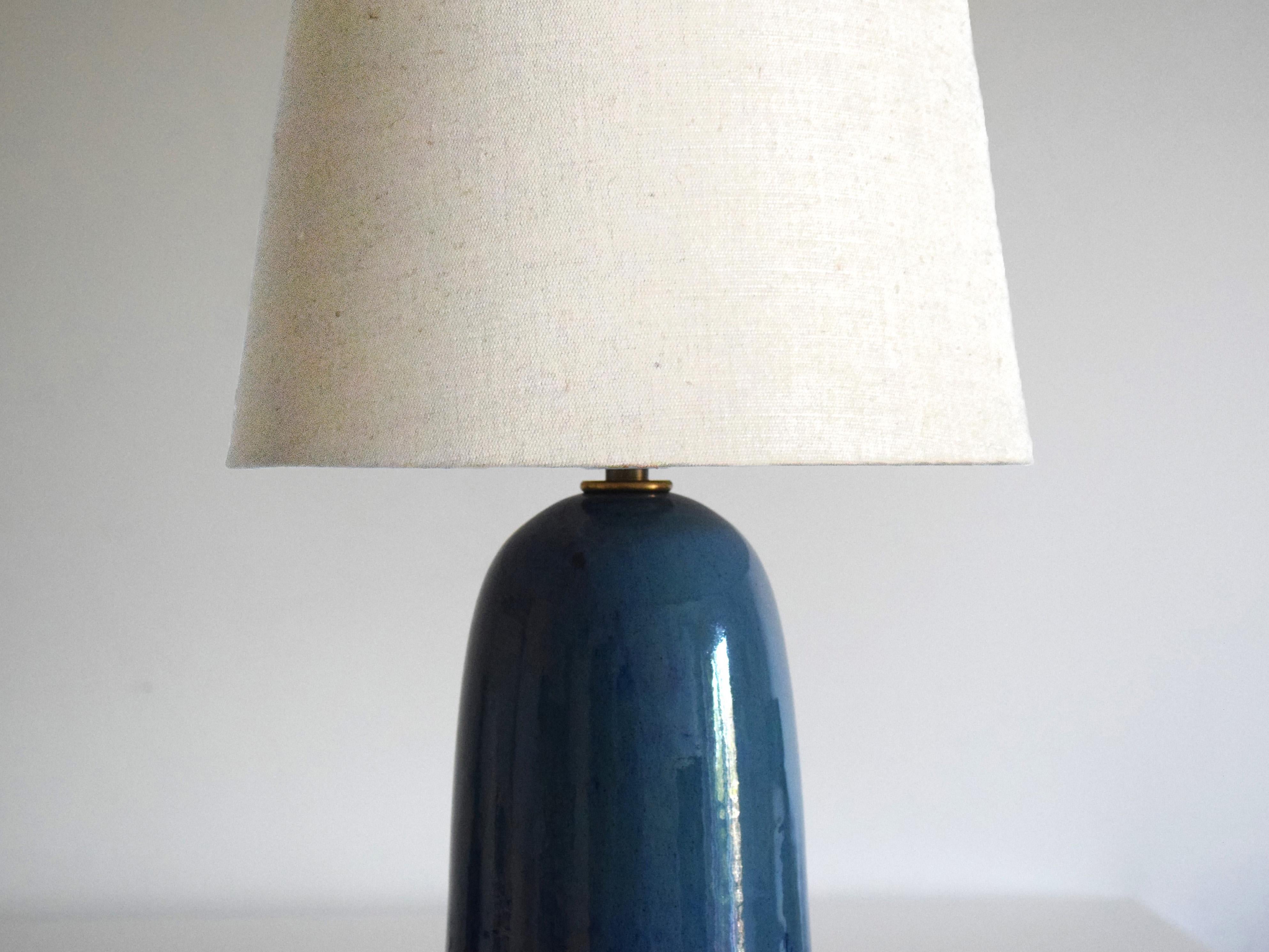 Vernissé Armona - Lampe de table en céramique faite à la main, bleu marine avec abat-jour en lin en vente