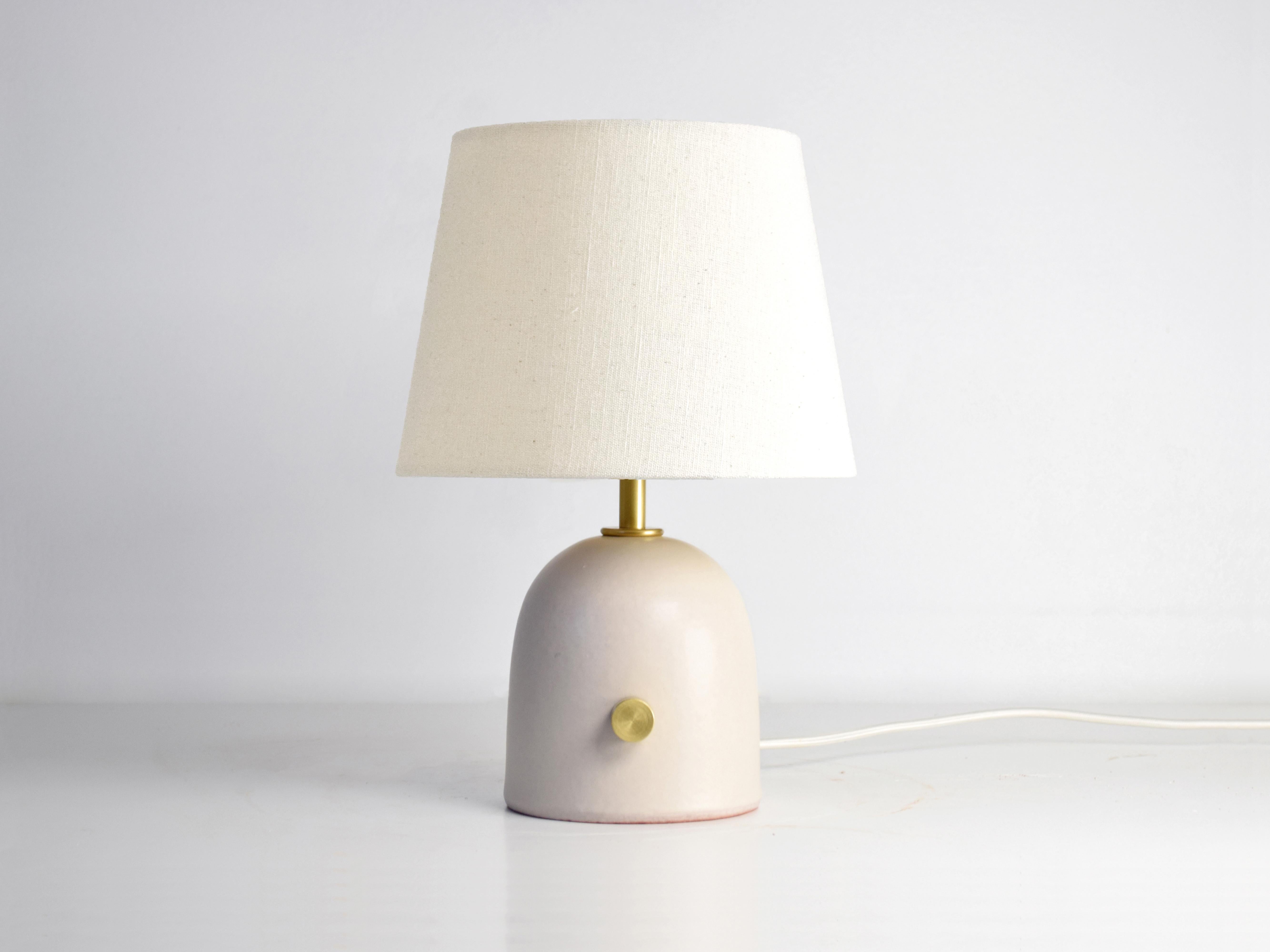 Illumina il tuo spazio con la nostra lampada artigianale in ceramica smaltata in bianco sporco, con dimmer rotante, realizzata interamente a mano nel nostro studio.

Puoi accendere e spegnere la luce, diminuire e aumentare l'intensità, per rendere