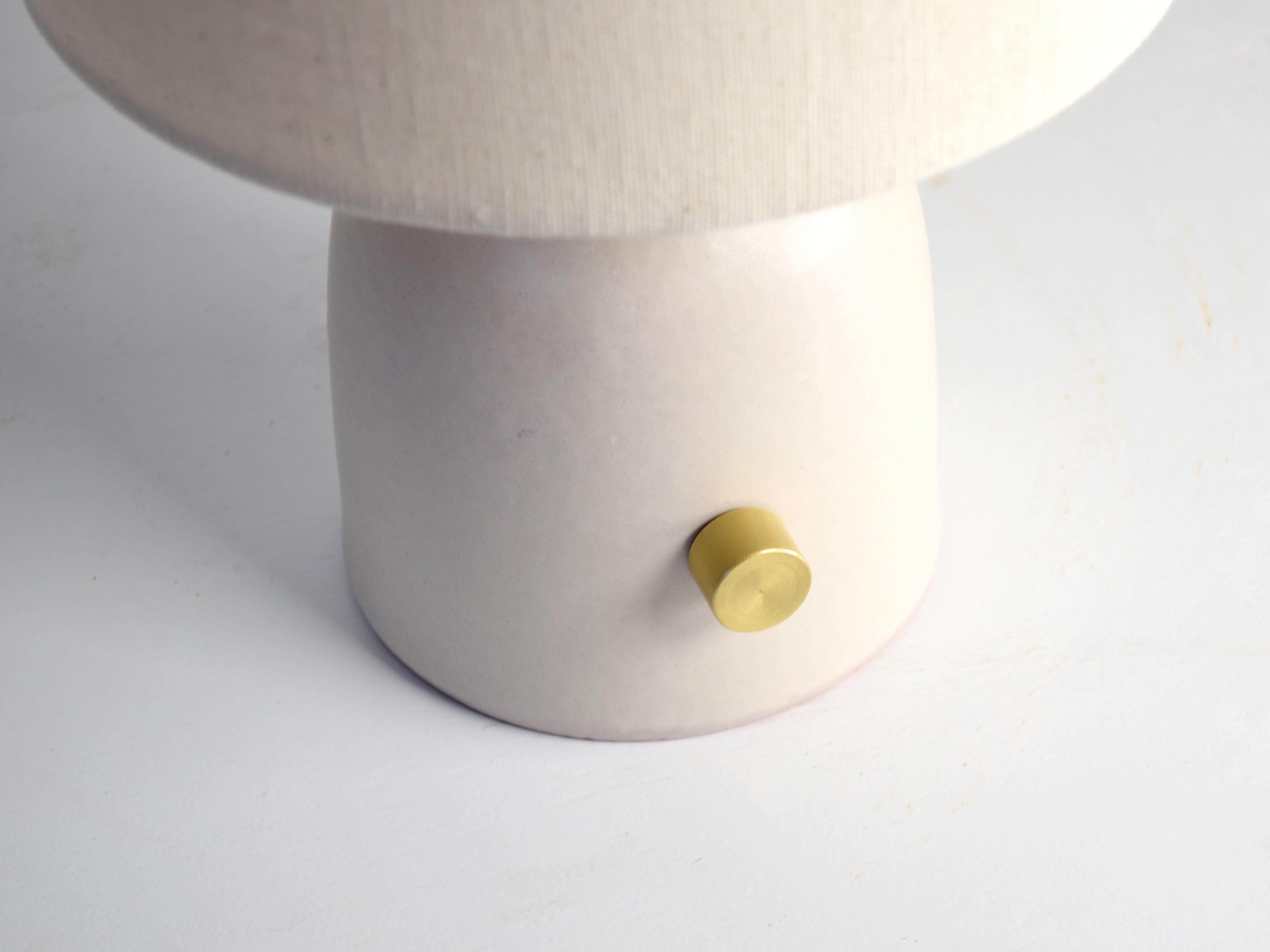 Tornito Armona Mini Dimmable - Lampada da tavolo in ceramica fatta a mano Paralume conico bianco sporco in vendita