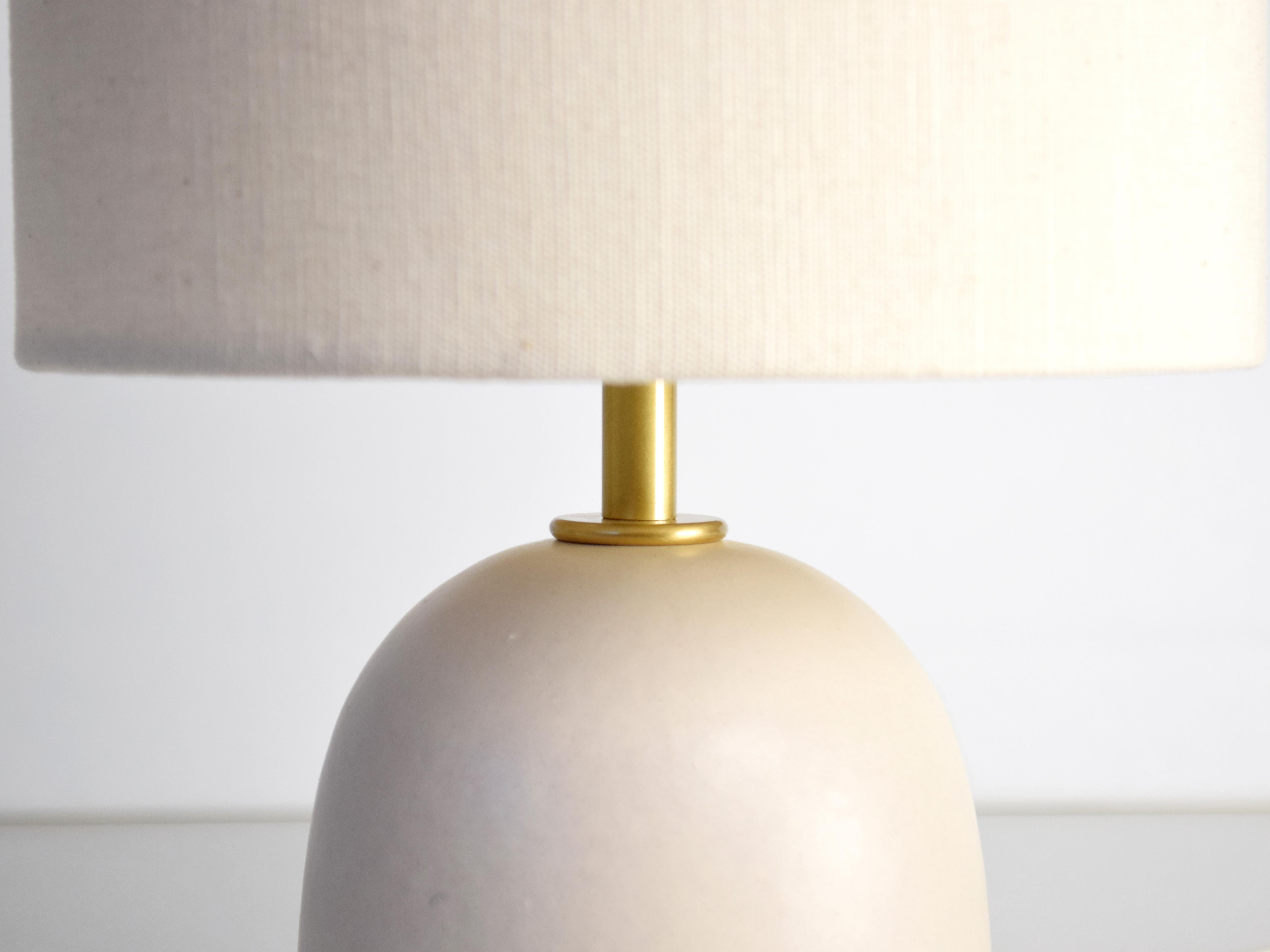 Armona Mini Dimmable - Lampada da tavolo in ceramica fatta a mano Paralume conico bianco sporco In condizioni Nuovo in vendita a Braga, PT