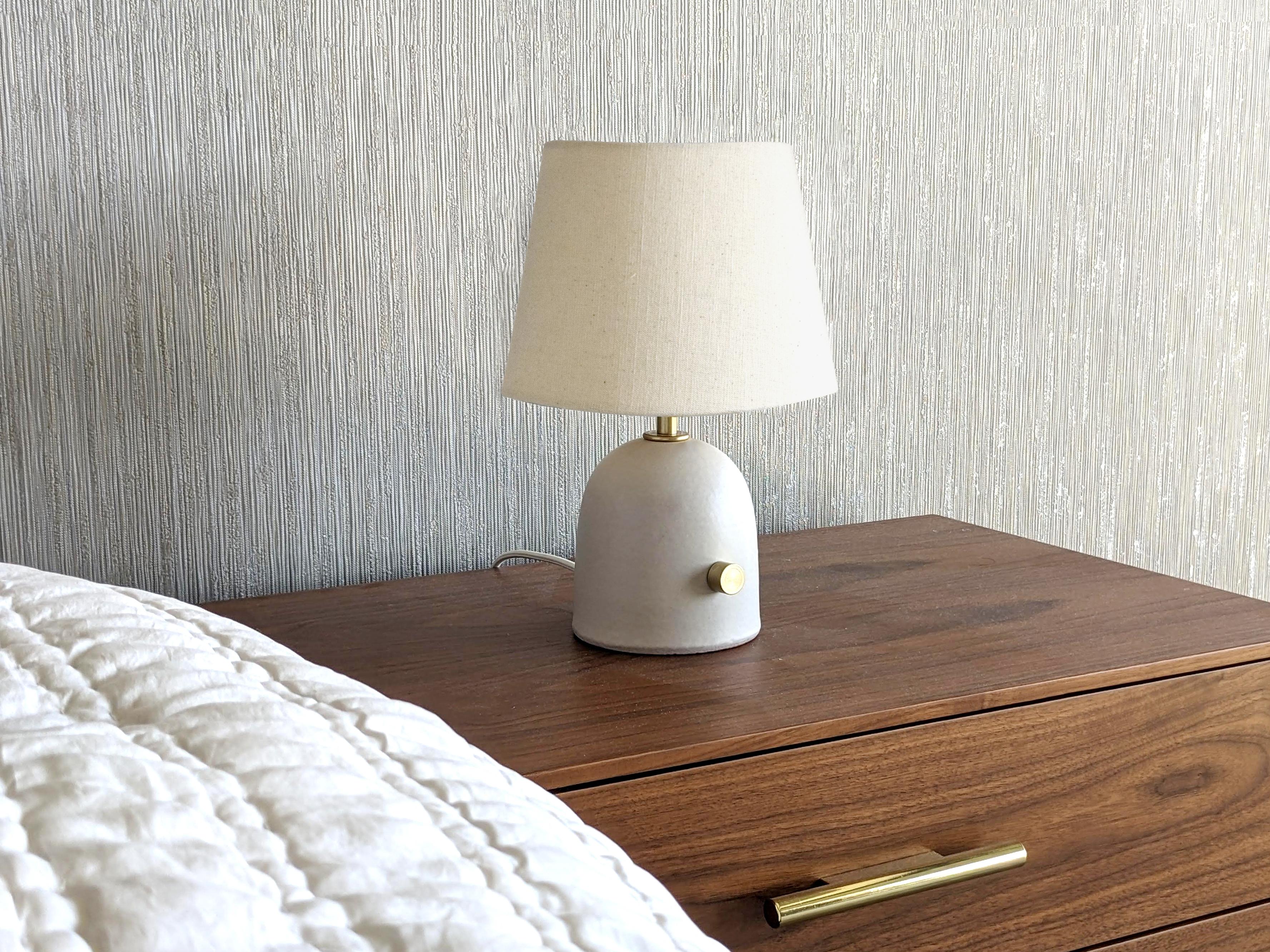 XXI secolo e contemporaneo Armona Mini Dimmable - Lampada da tavolo in ceramica fatta a mano Paralume conico bianco sporco in vendita