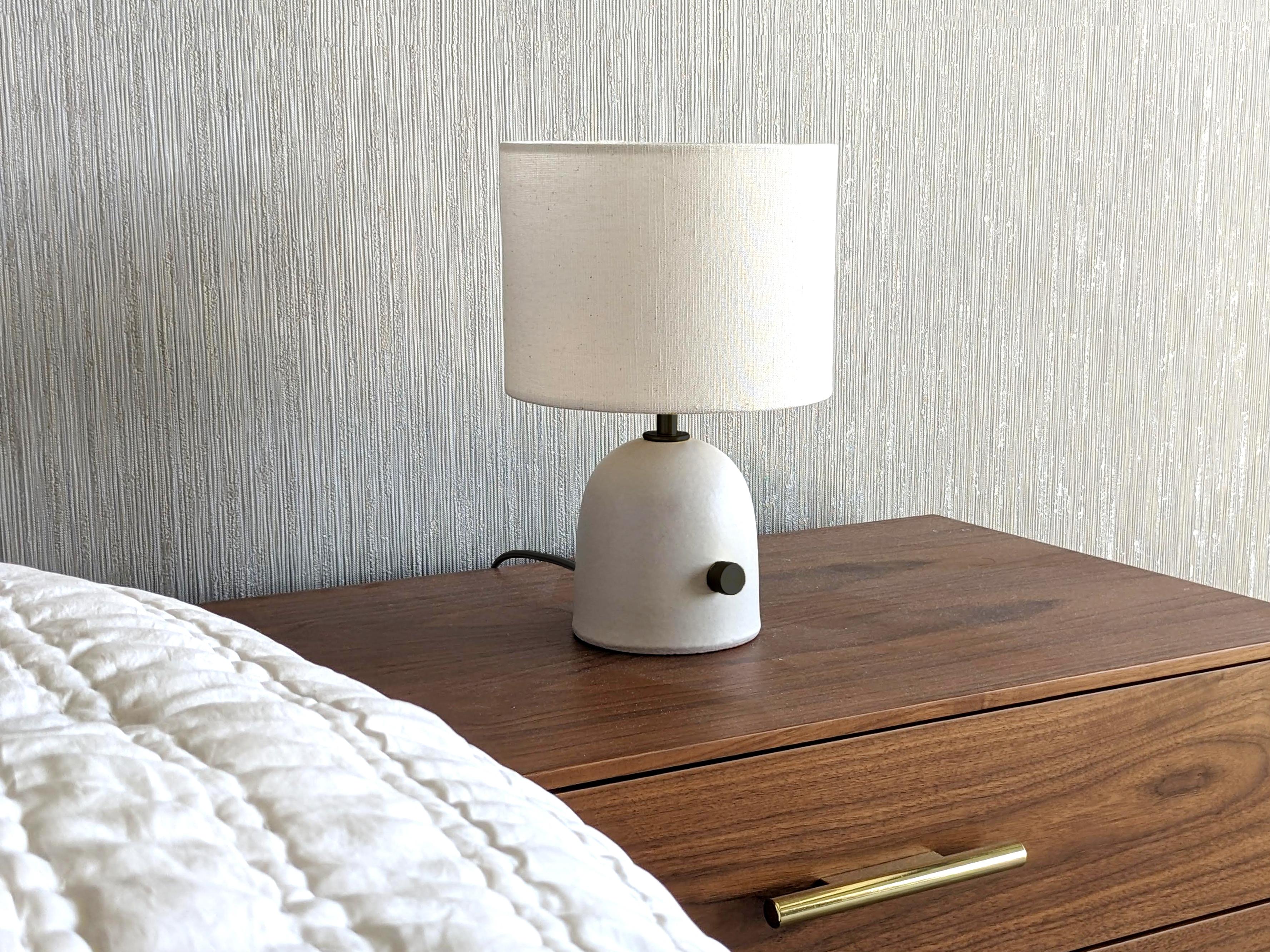 Ottone Armona Mini Dimmable - Lampada da tavolo in ceramica fatta a mano Paralume conico bianco sporco in vendita