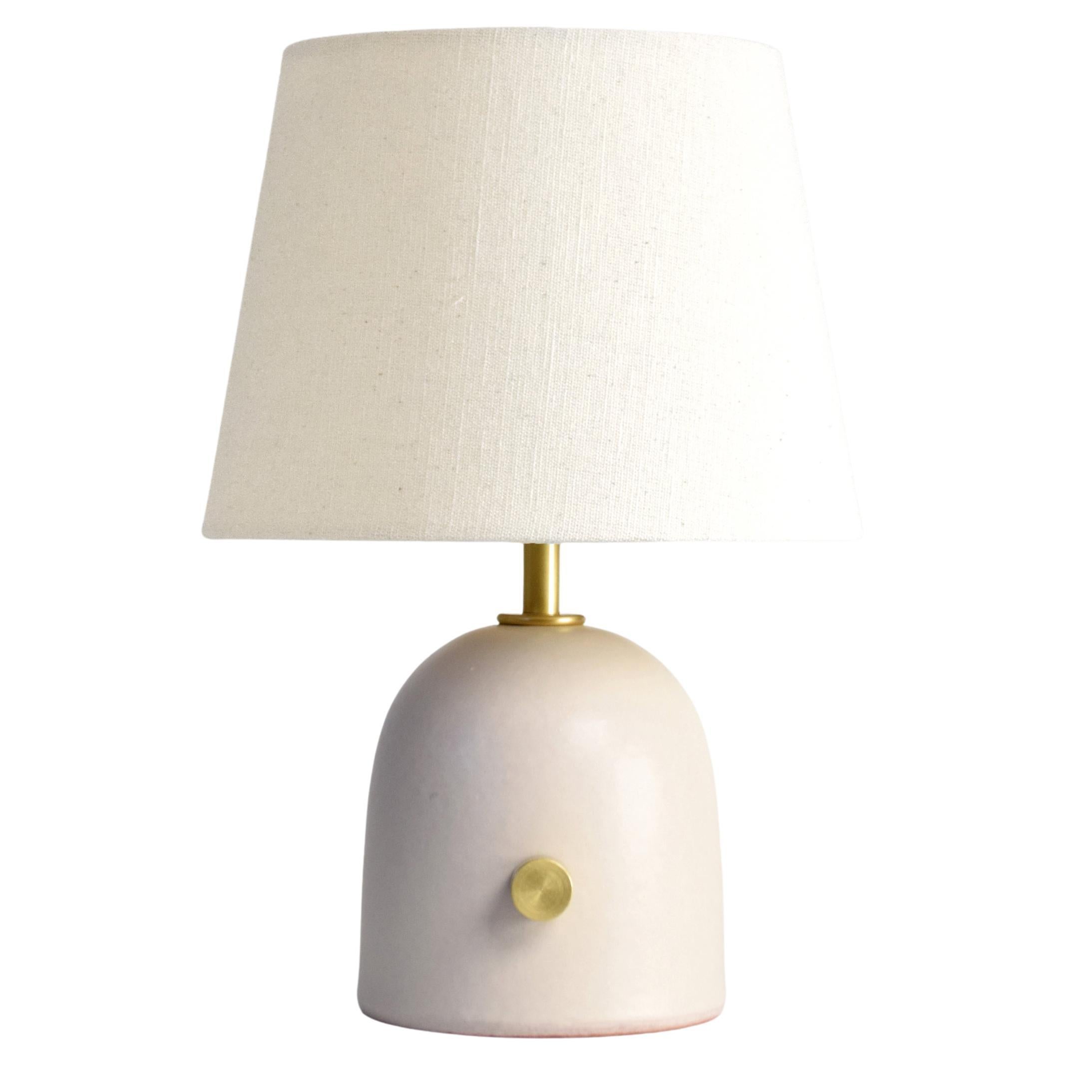 Armona Mini Dimmable - Lampada da tavolo in ceramica fatta a mano Paralume conico bianco sporco in vendita