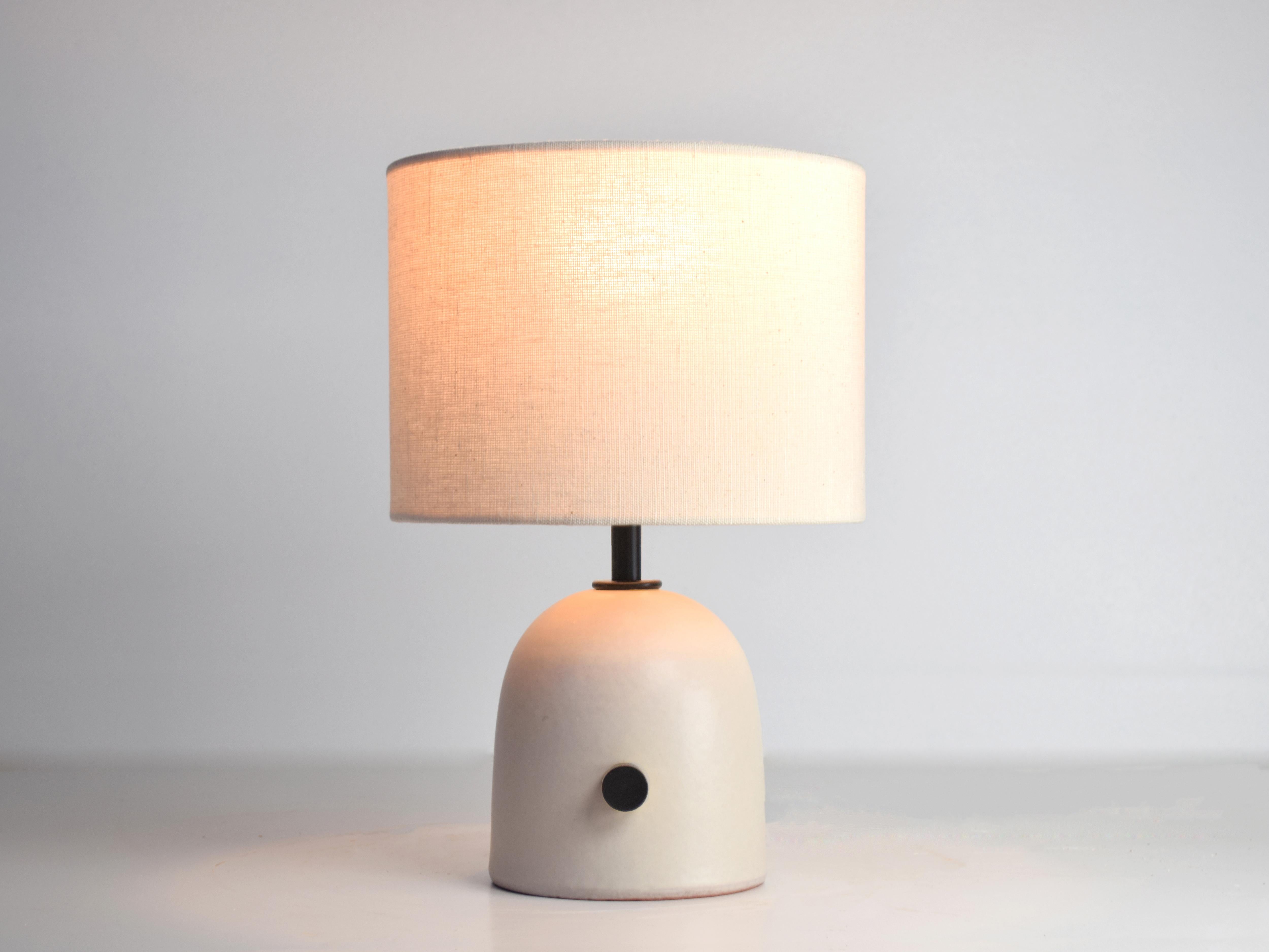 Erhellen Sie Ihren Raum mit unserer handgefertigten, cremeweiß glasierten Keramiklampe mit Drehdimmer, die vollständig in unserem Studio handgefertigt wird.

Sie können das Licht ein- und ausschalten, die Intensität verringern und erhöhen, um die