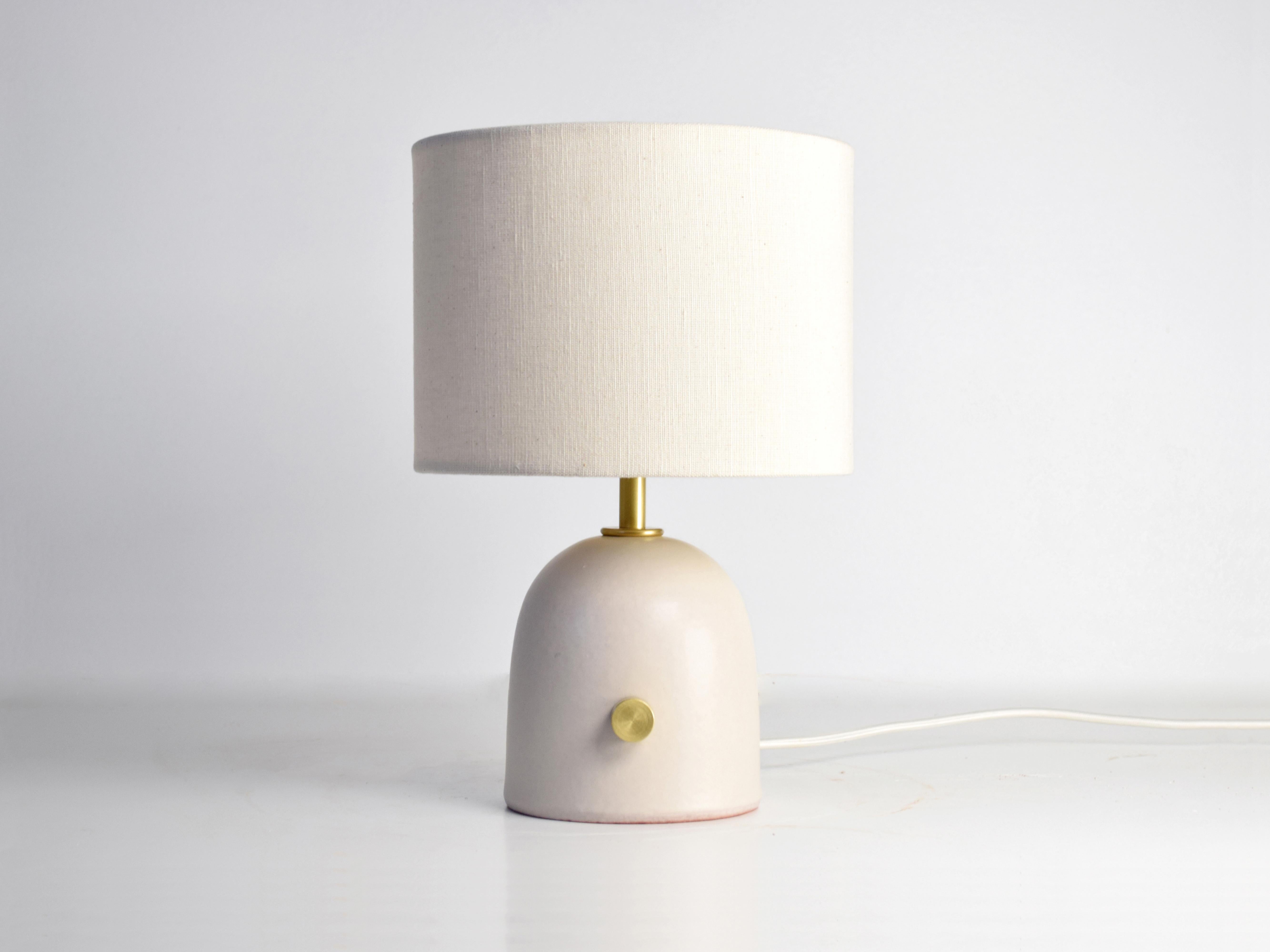 Ilumina tu espacio con nuestra lámpara artesanal de cerámica esmaltada en blanco roto, con regulador de intensidad giratorio, fabricada totalmente a mano en nuestro estudio.

Puedes encender y apagar la luz, disminuir y aumentar la intensidad, para