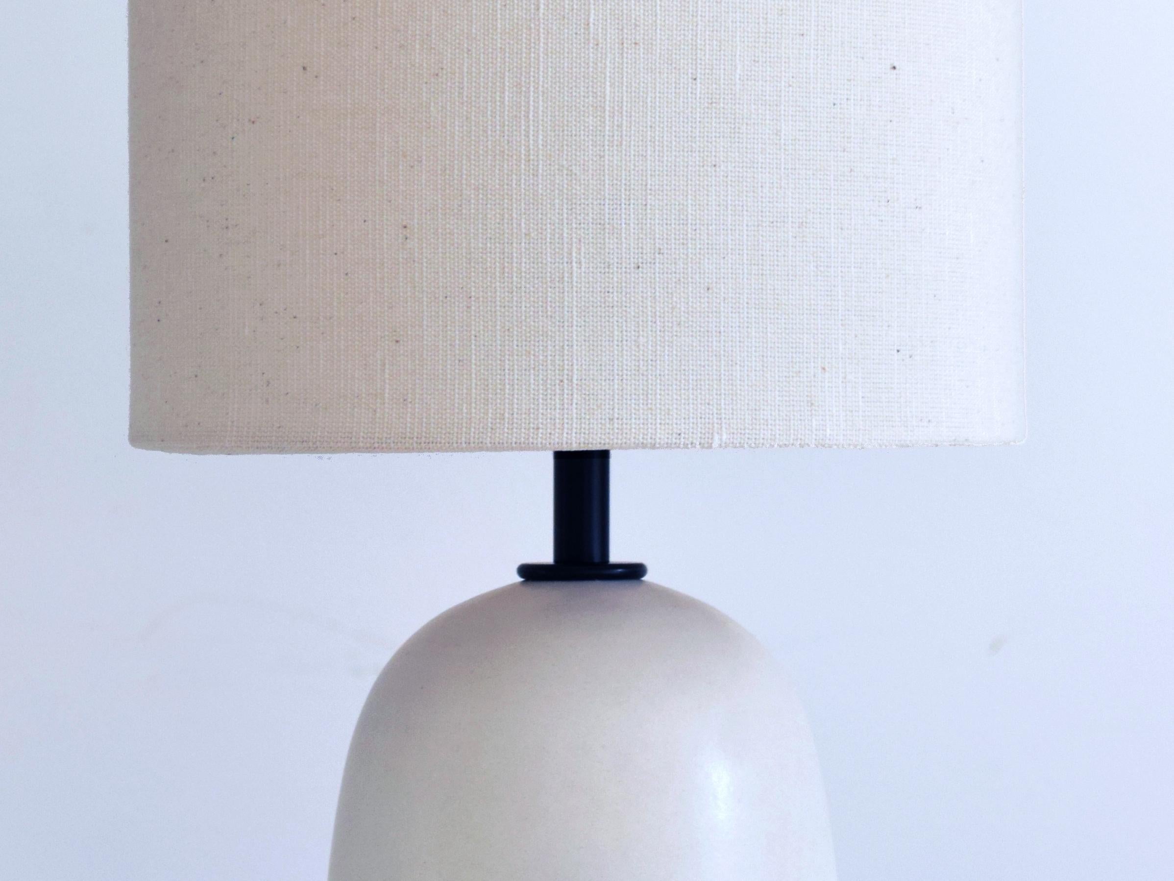 Armona Mini Dimmable - Handgefertigte Keramik-Tischlampe in Weiß mit Trommel-Lampenschirm (Gedrechselt) im Angebot