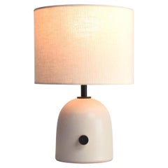 Armona Mini Dimmable - Lampada da tavolo in ceramica fatta a mano di colore bianco sporco con paralume a tamburo