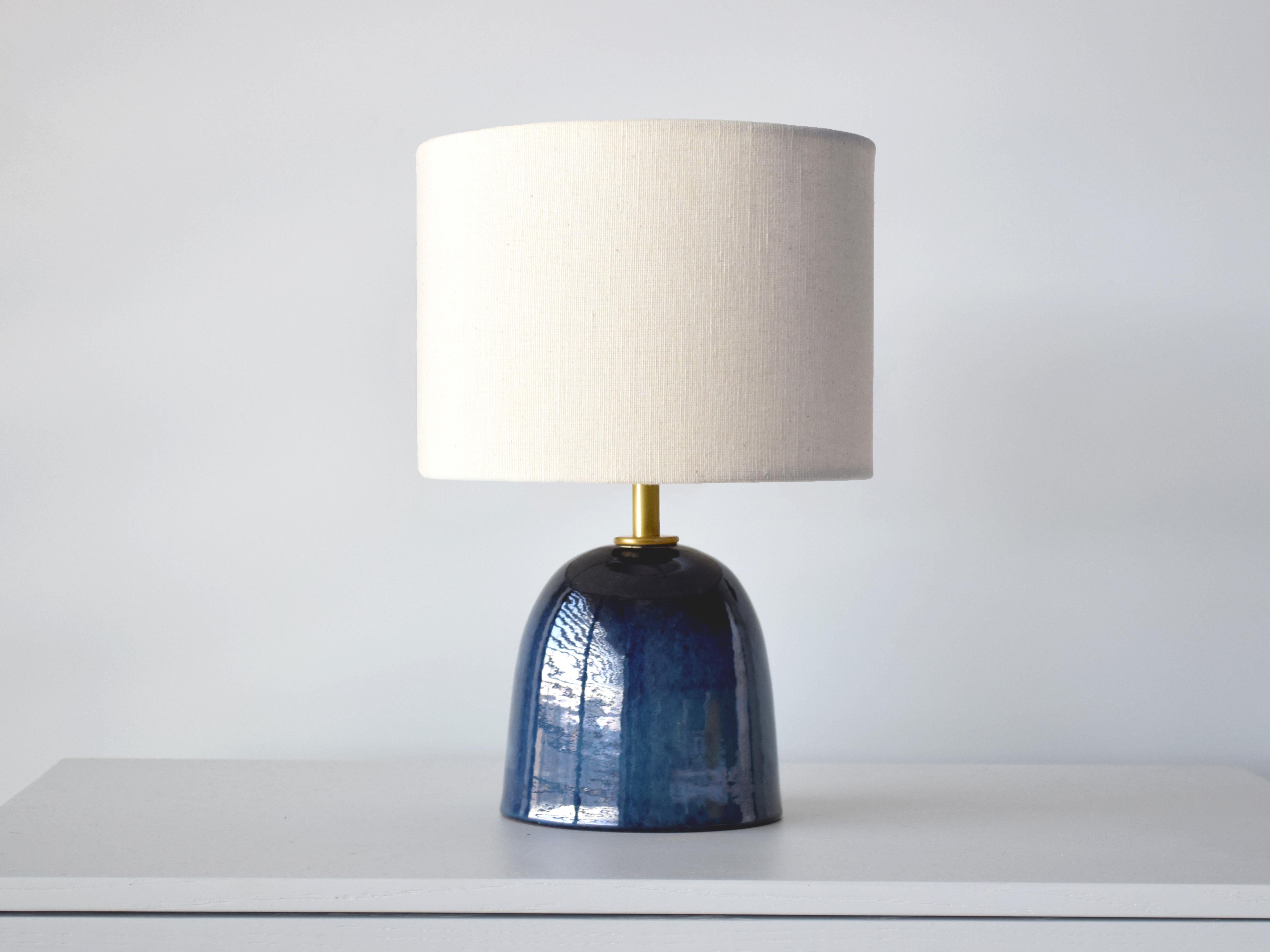Illuminez votre espace avec notre lampe en céramique artisanale émaillée en bleu marine. 

Son design minimaliste sera certainement un bel ajout à n'importe quel espace et son beau corps en céramique avec une finition émaillée vous aidera à obtenir