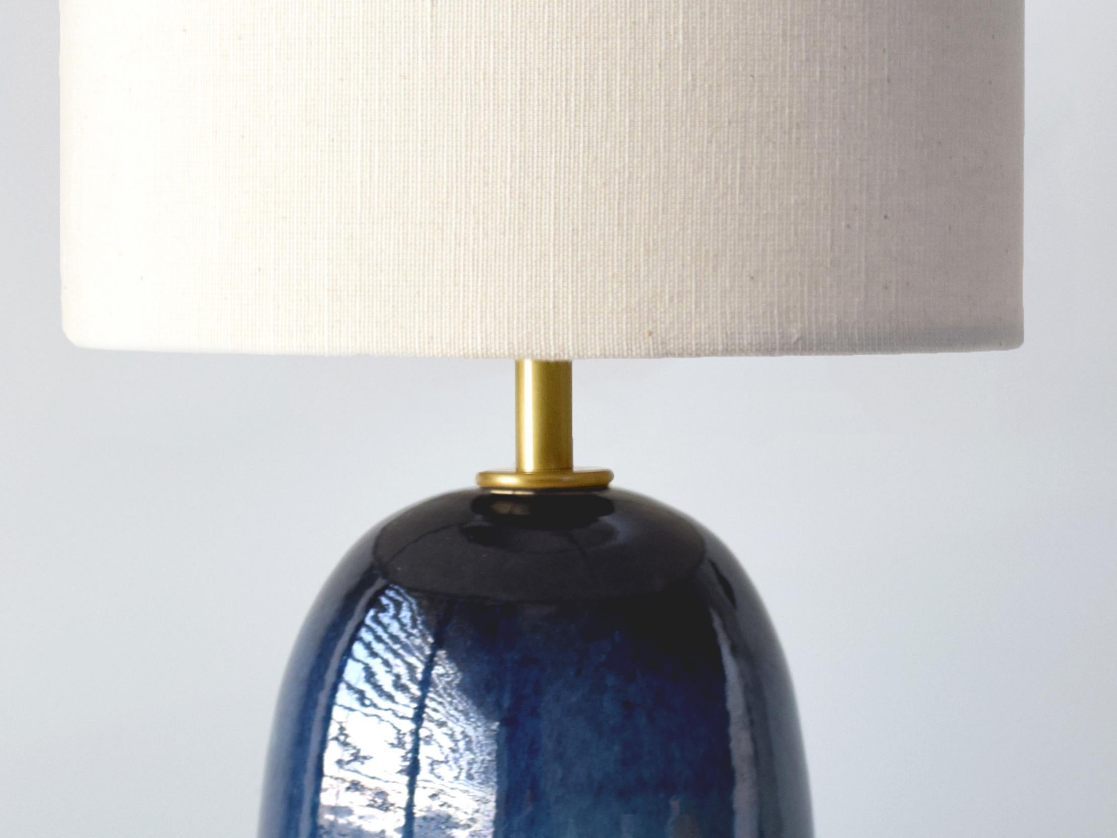 Vernissé Armona Mini - Lampe de table en céramique faite à la main, bleu marine avec abat-jour tambour en vente