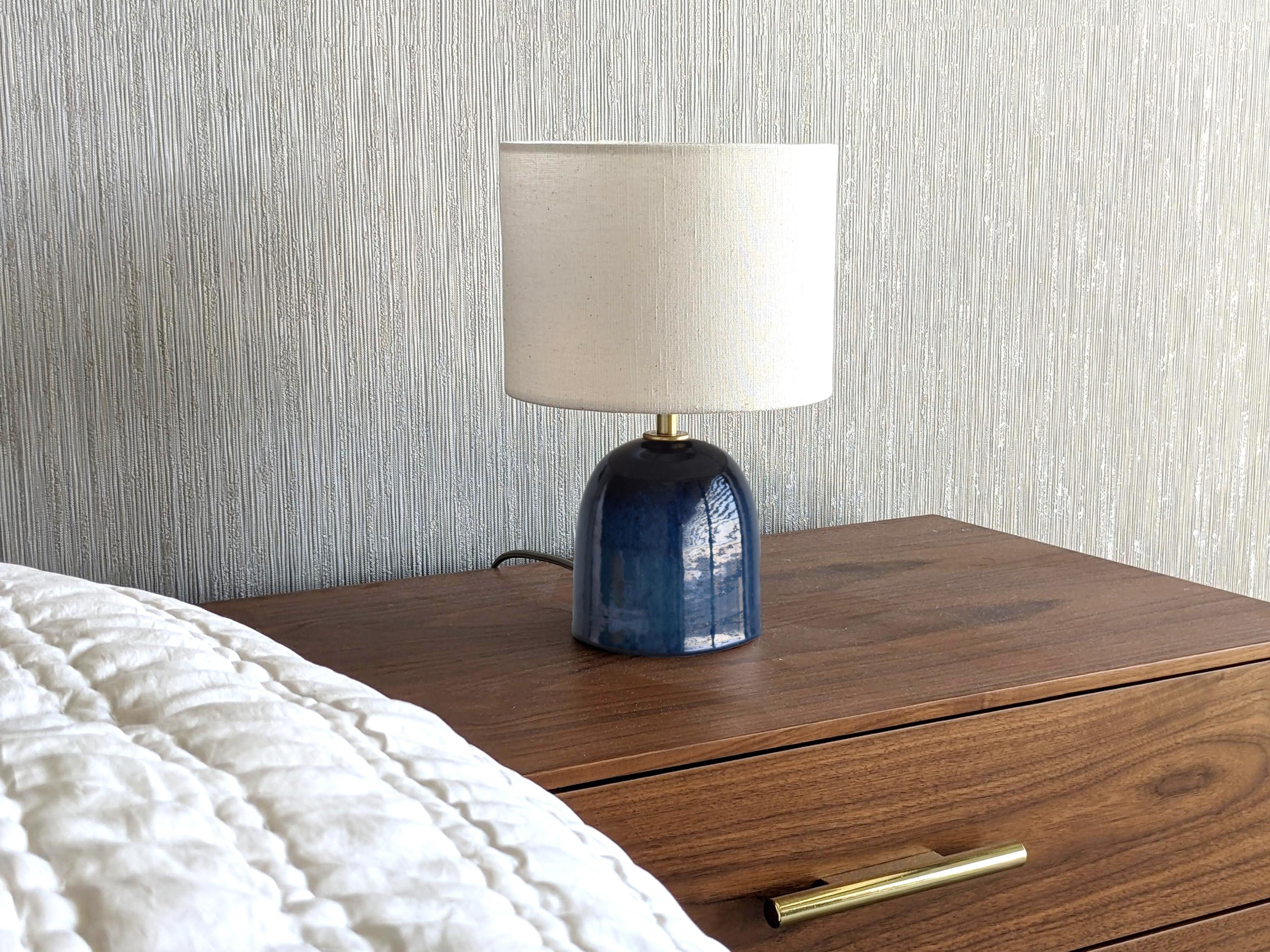 Armona Mini - Lampe de table en céramique faite à la main, bleu marine avec abat-jour tambour Neuf - En vente à Braga, PT