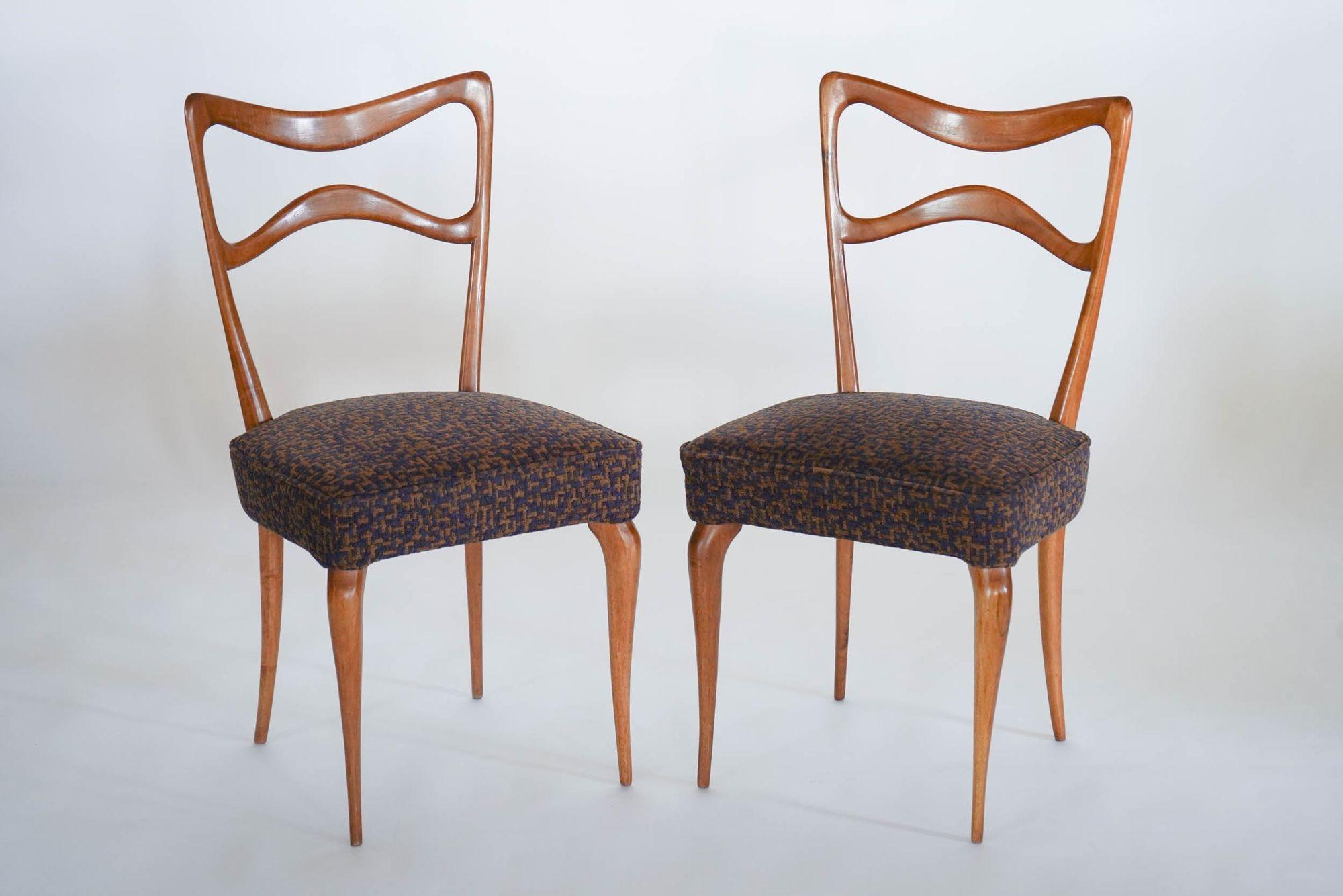 Voici la chaise Armonia.

Cet ensemble de 8 chaises en noyer italien est un ensemble de chaises de salle à manger unique et intemporel.
Les chaises sont fabriquées en bois de noyer massif italien, connu pour sa solidité et sa beauté. Les chaises ont