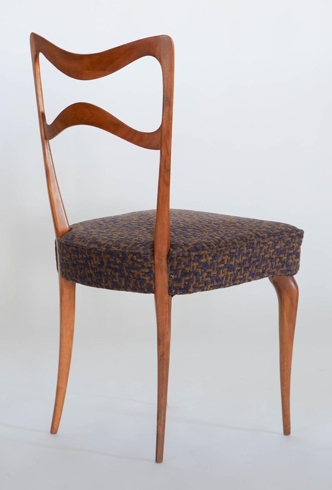 Lucidato Sedia da pranzo Armonia in noce, design Silvio Piattelli made in Italy in vendita