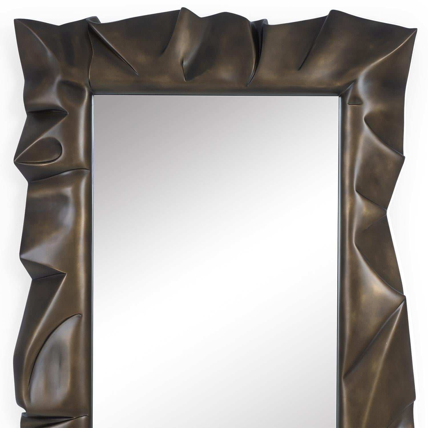 Mirror Armor bronzage with hand carved solid
mahogany wood frame, handcrafted with bronzage
finish. With mirror glass with polished edges.
Also available in tobacco finish, or black satin, or
white satin finish, or gold leaf finish.
Available in:
L