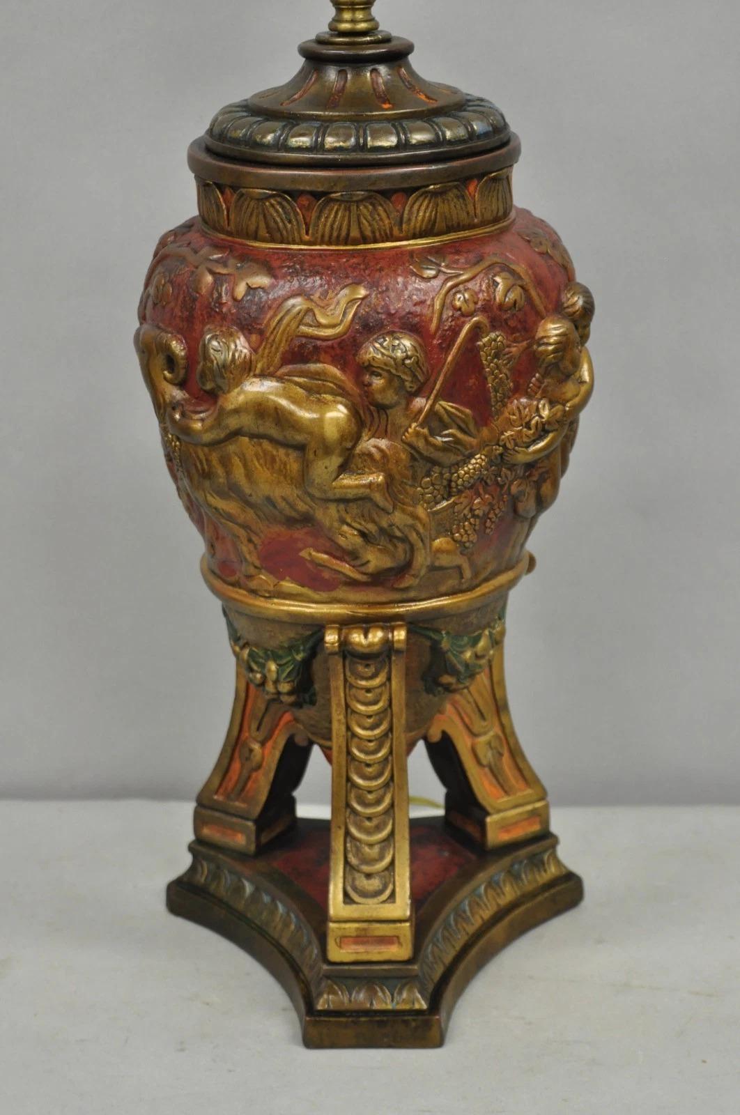 Autre Armor Bronze Co Lampe de table en forme d'urne polychrome avec chérubin et bélier, de style classique italien en vente