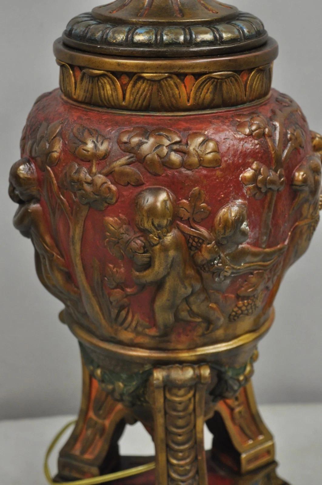 20ième siècle Armor Bronze Co Lampe de table en forme d'urne polychrome avec chérubin et bélier, de style classique italien en vente