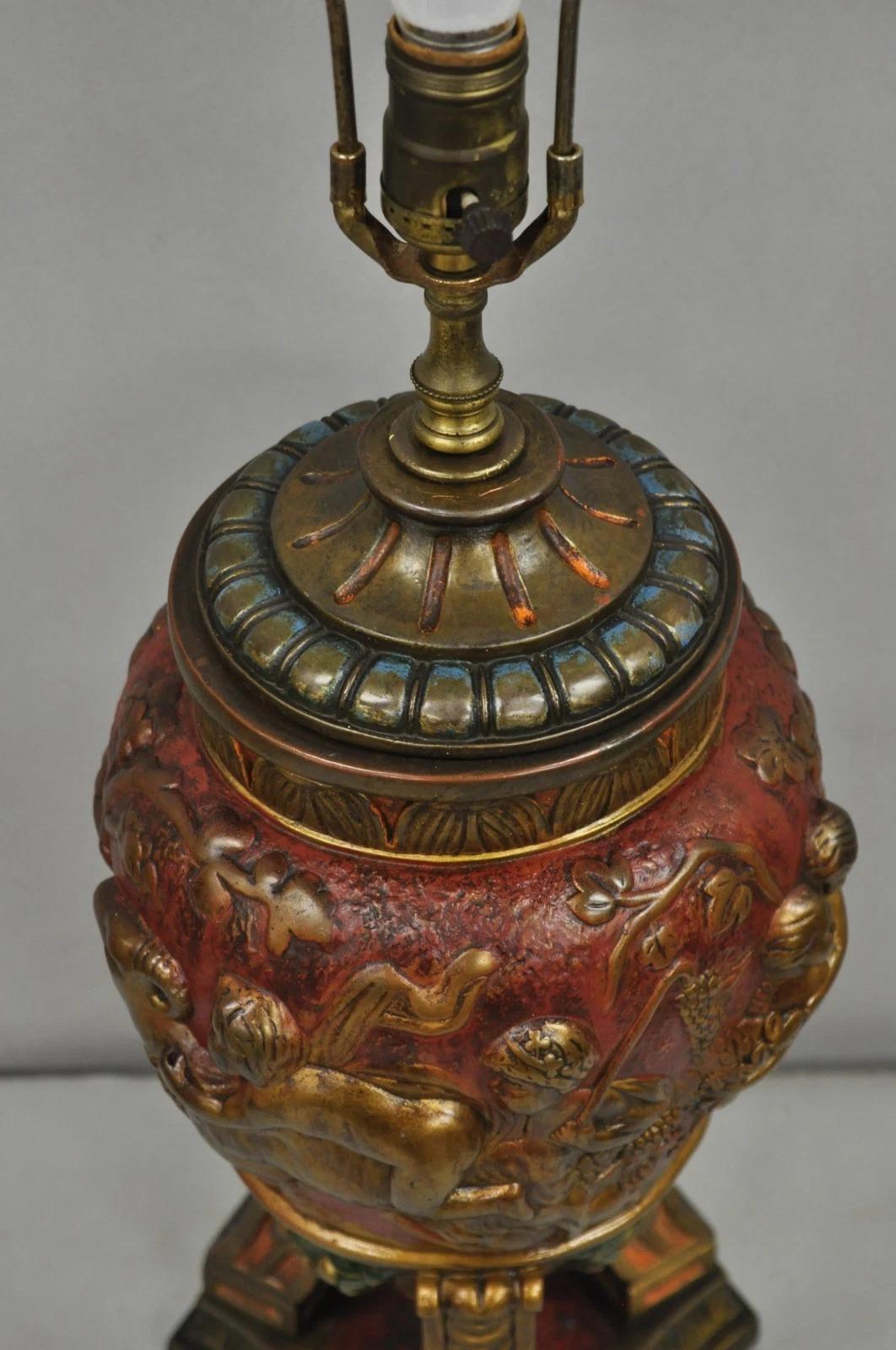 Armor Bronze Co Lampe de table en forme d'urne polychrome avec chérubin et bélier, de style classique italien en vente 2