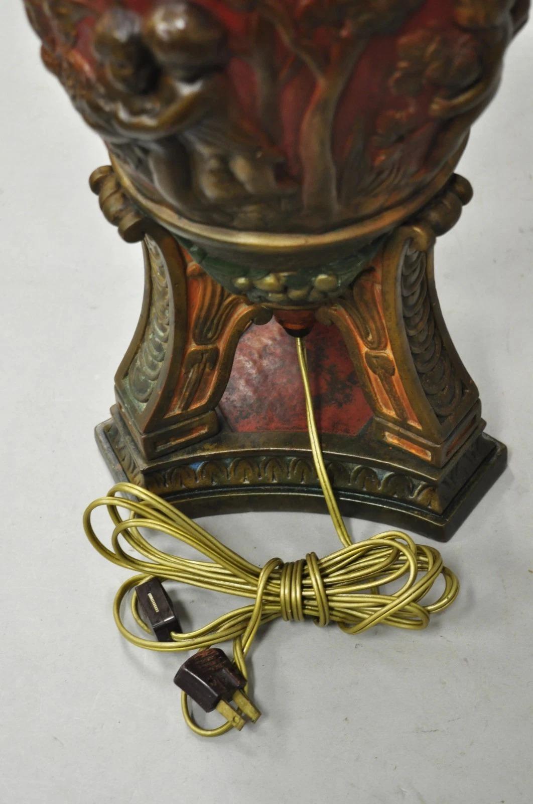 Armor Bronze Co Lampe de table en forme d'urne polychrome avec chérubin et bélier, de style classique italien en vente 3