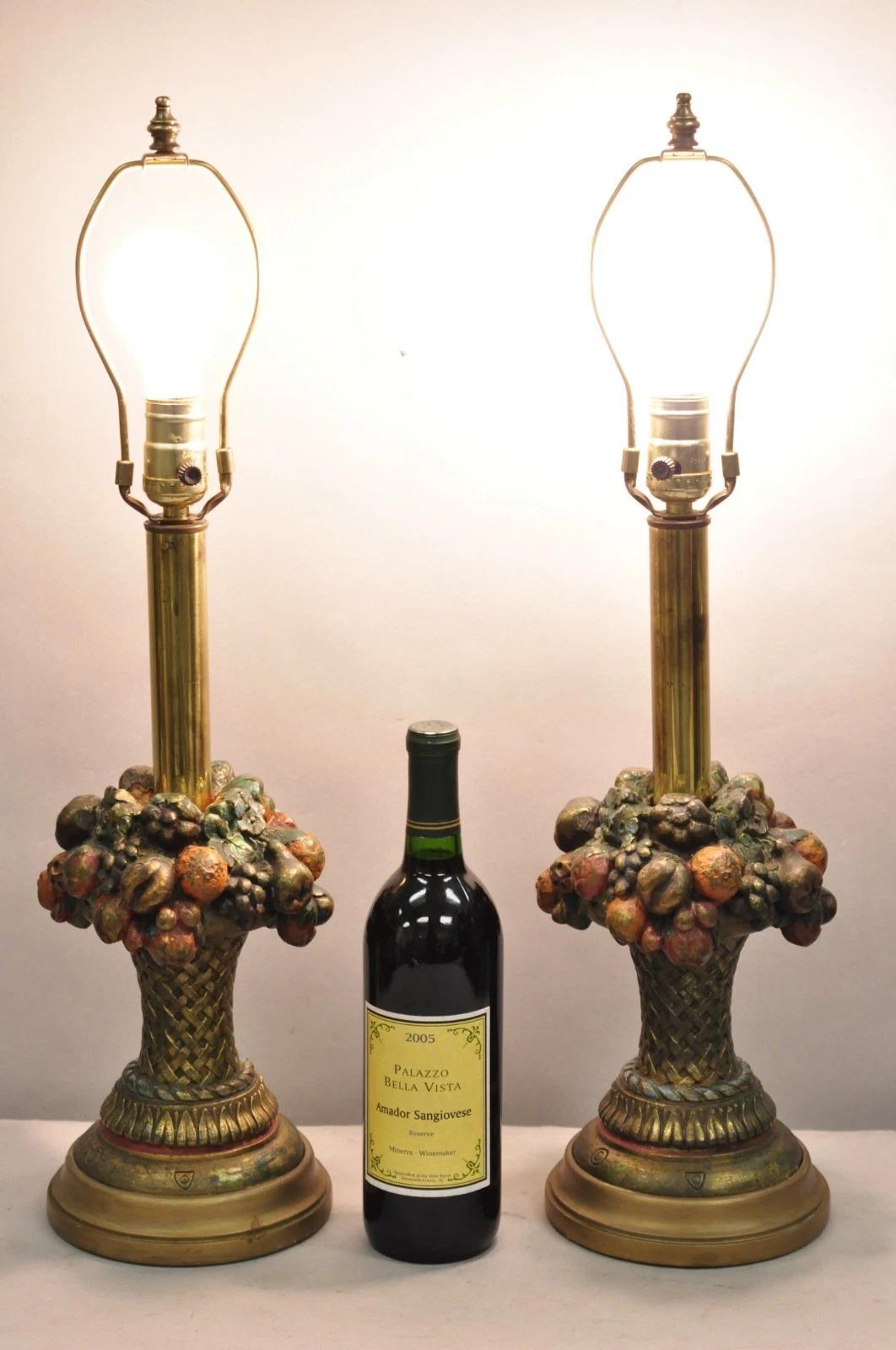 Lampada da tavolo vintage francese vittoriana Harvest Flower Fruit Basket Bouquet Small Table Lamps a Pair by Armor Bronze Co. Circa all'inizio del XX secolo. Misure: 25