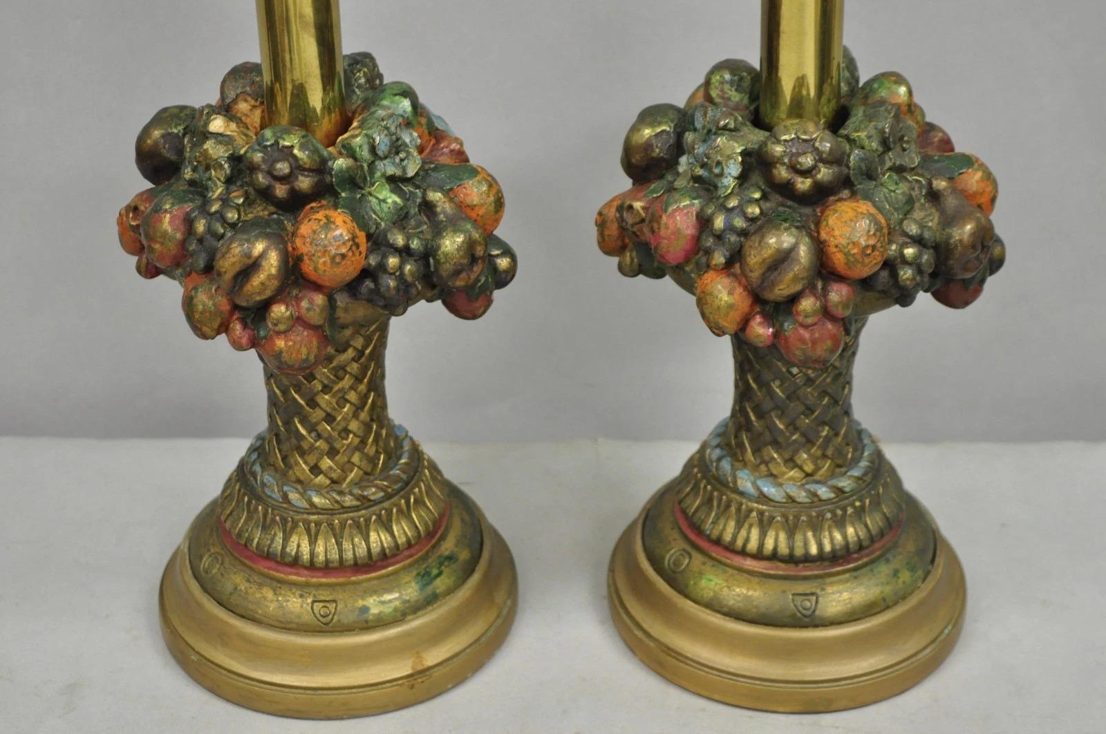 Vittoriano Armor Bronze Co - Lampade da tavolo vittoriane con cesto di frutta e bouquet di fiori - una coppia in vendita