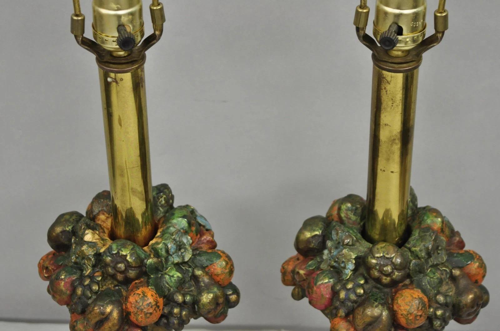 XX secolo Armor Bronze Co - Lampade da tavolo vittoriane con cesto di frutta e bouquet di fiori - una coppia in vendita