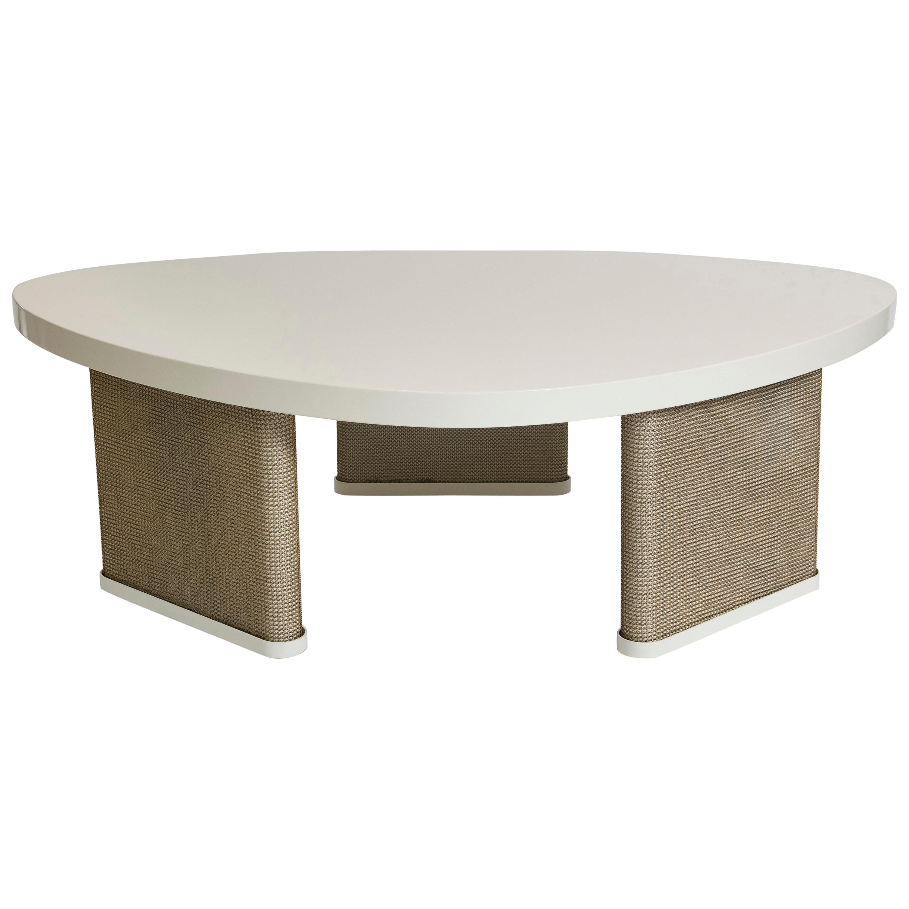 Table basse Konekt Armor en laque crème haute brillance et cotte de mailles (EN STOCK) en vente