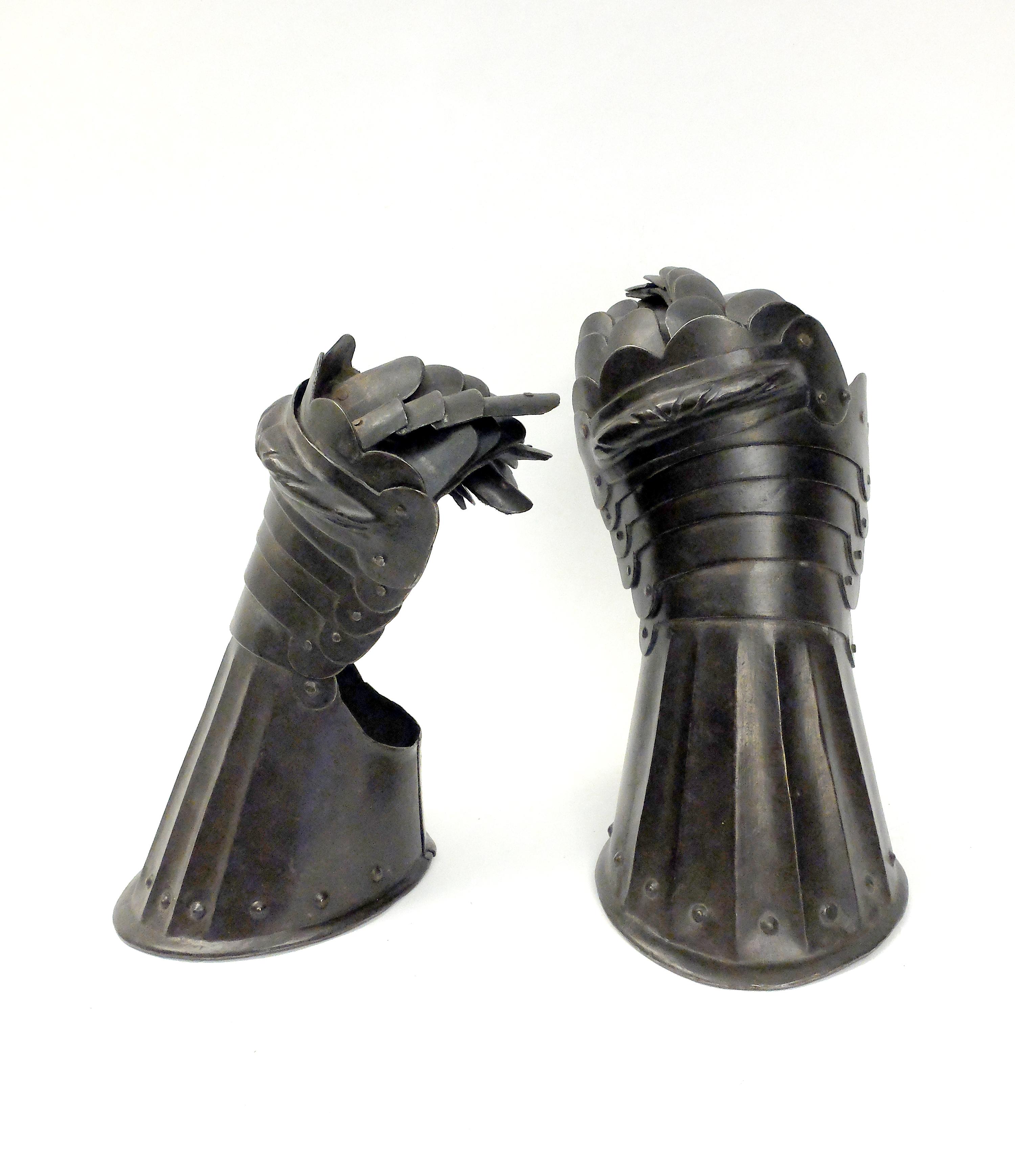 Armor Gauntlet from Brescia 'Italy', 17th Century In Good Condition In Milan, IT