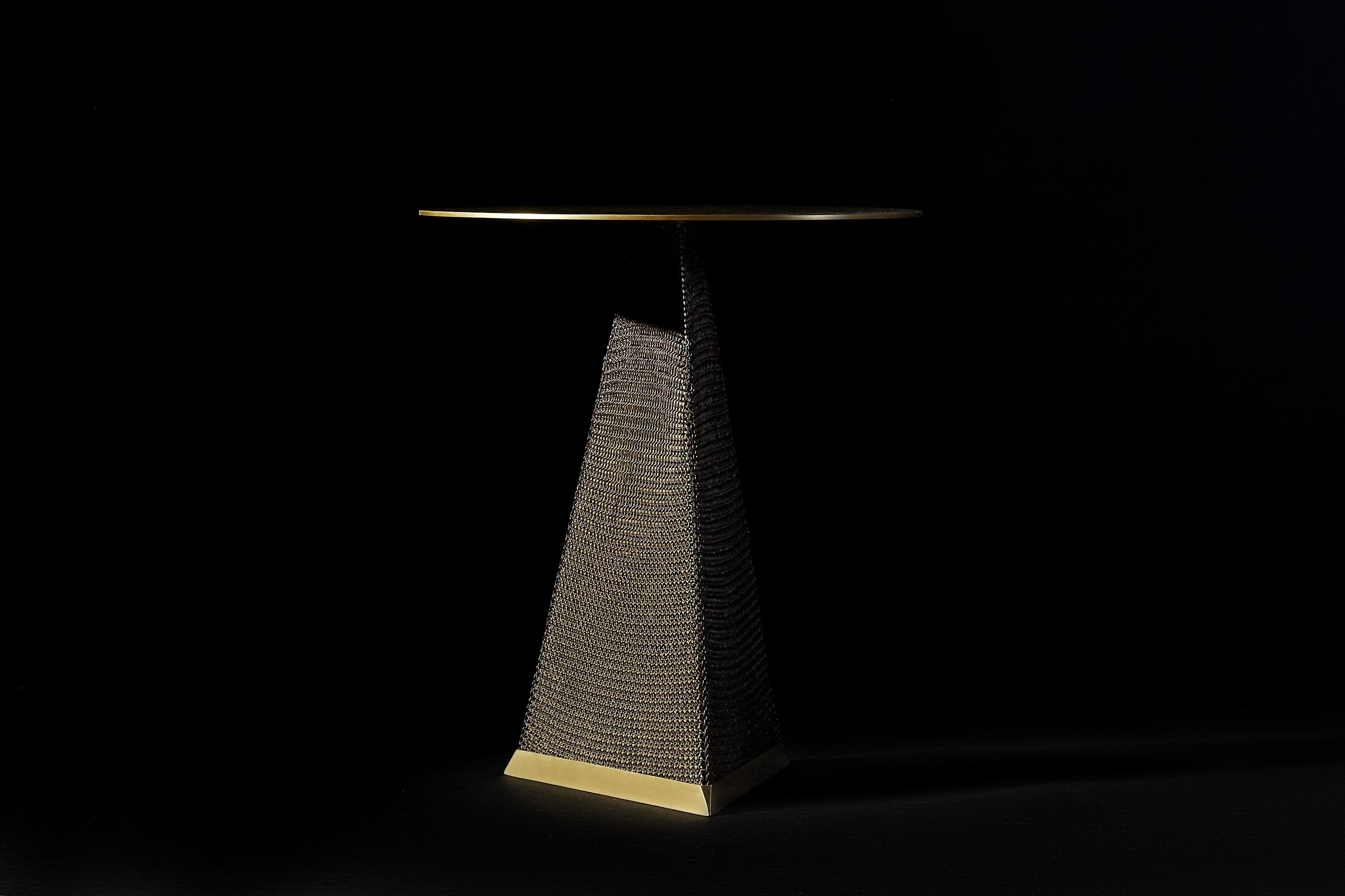 Konekt table d'appoint triangulaire en armure avec cotte de mailles Neuf - En vente à New York, NY
