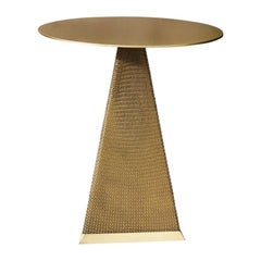 Triangle de table d'appoint Konekt Armor en laiton satiné avec cotte de mailles