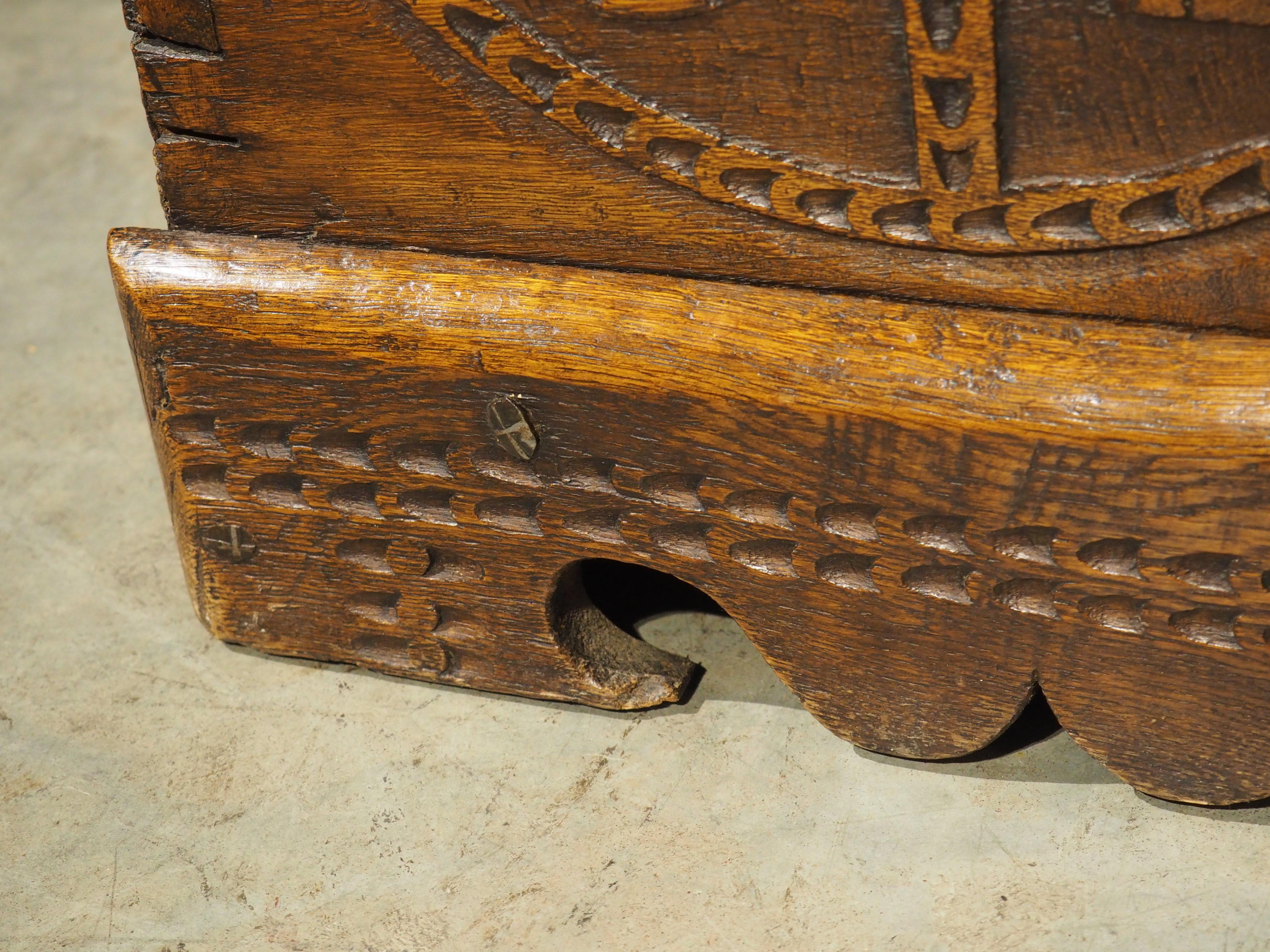 Wappensarg aus massiver Eiche aus Frankreich, um 1680 im Angebot 3