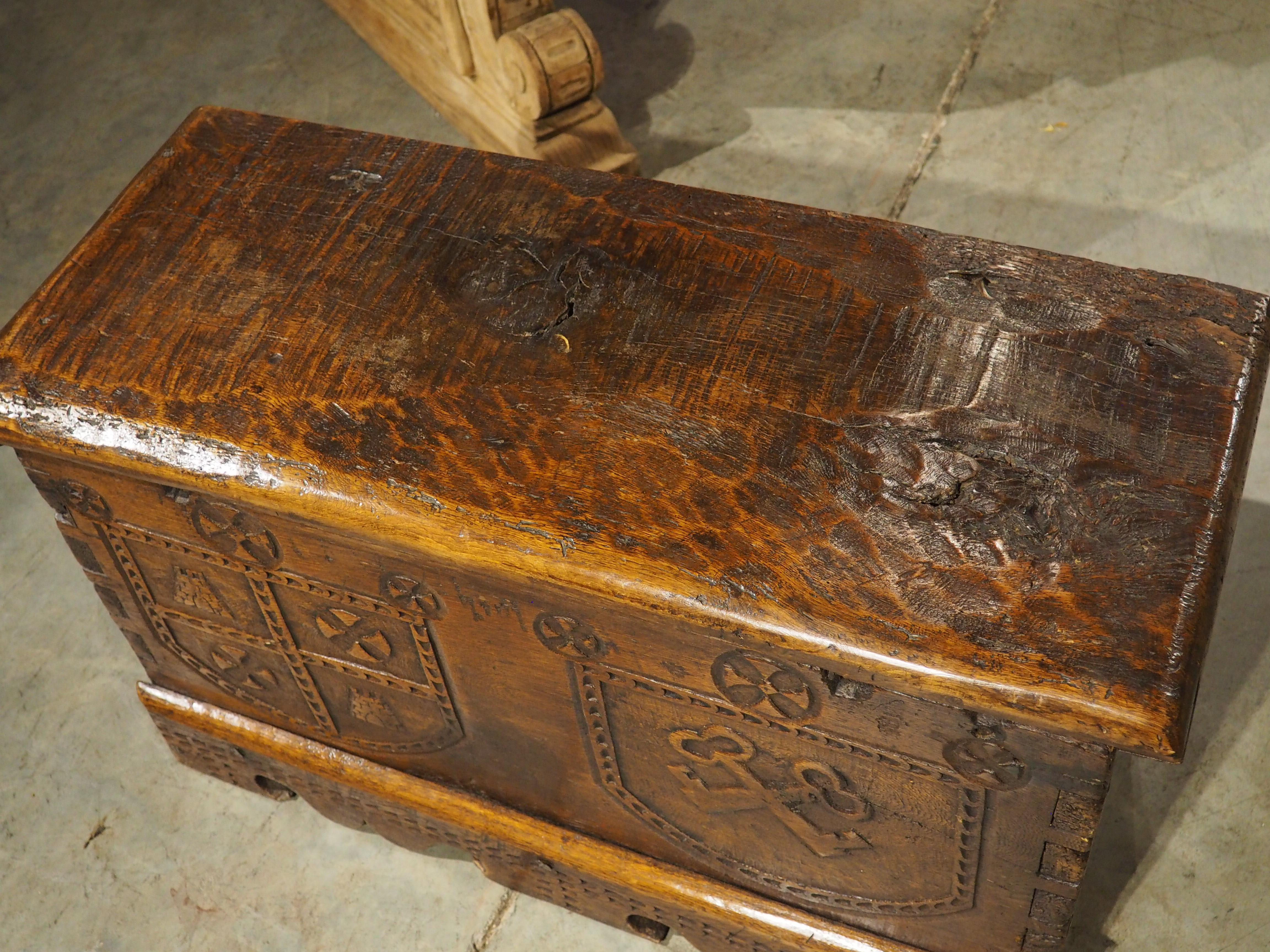 Wappensarg aus massiver Eiche aus Frankreich, um 1680 im Angebot 4