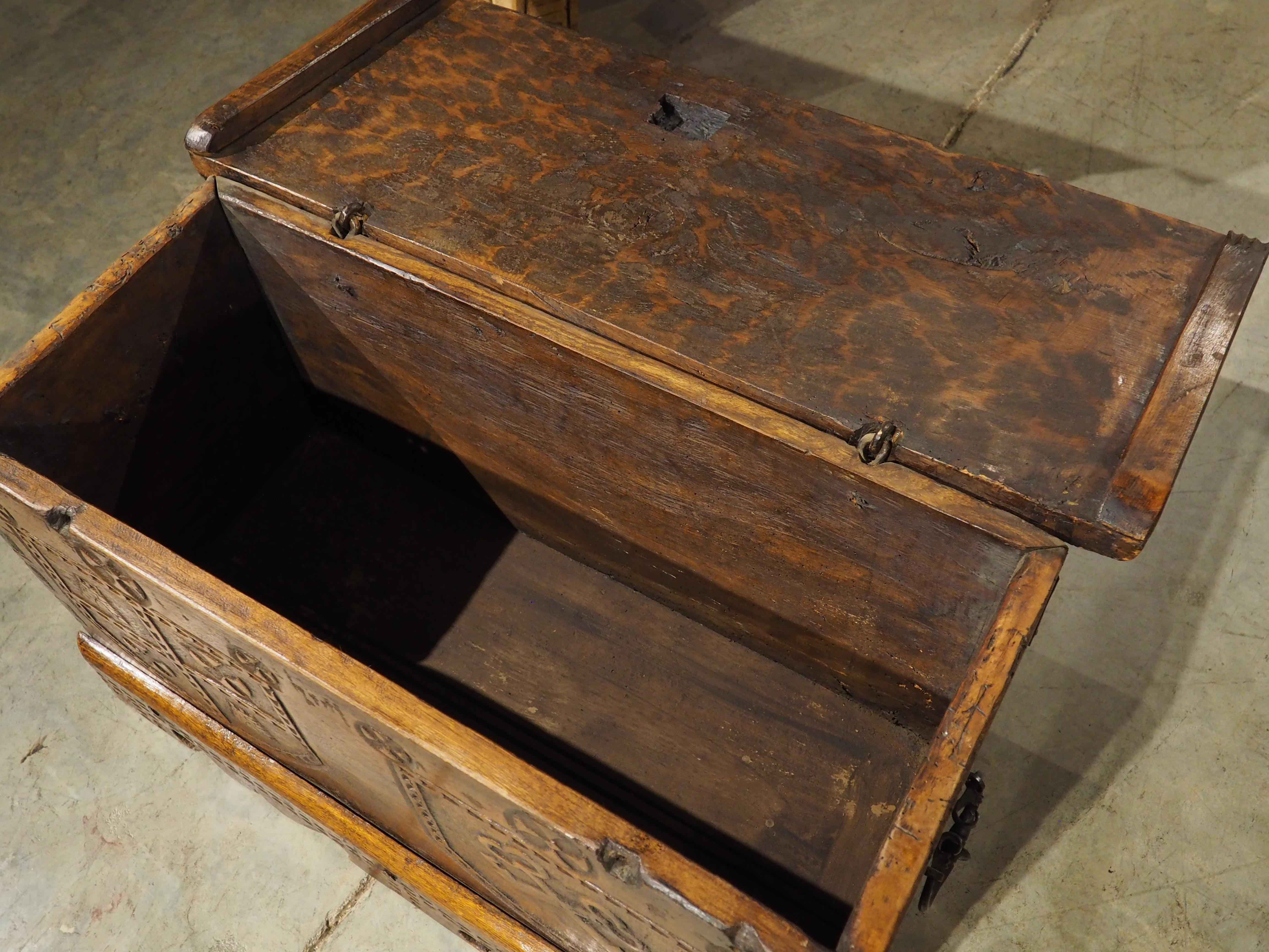 Wappensarg aus massiver Eiche aus Frankreich, um 1680 im Angebot 5