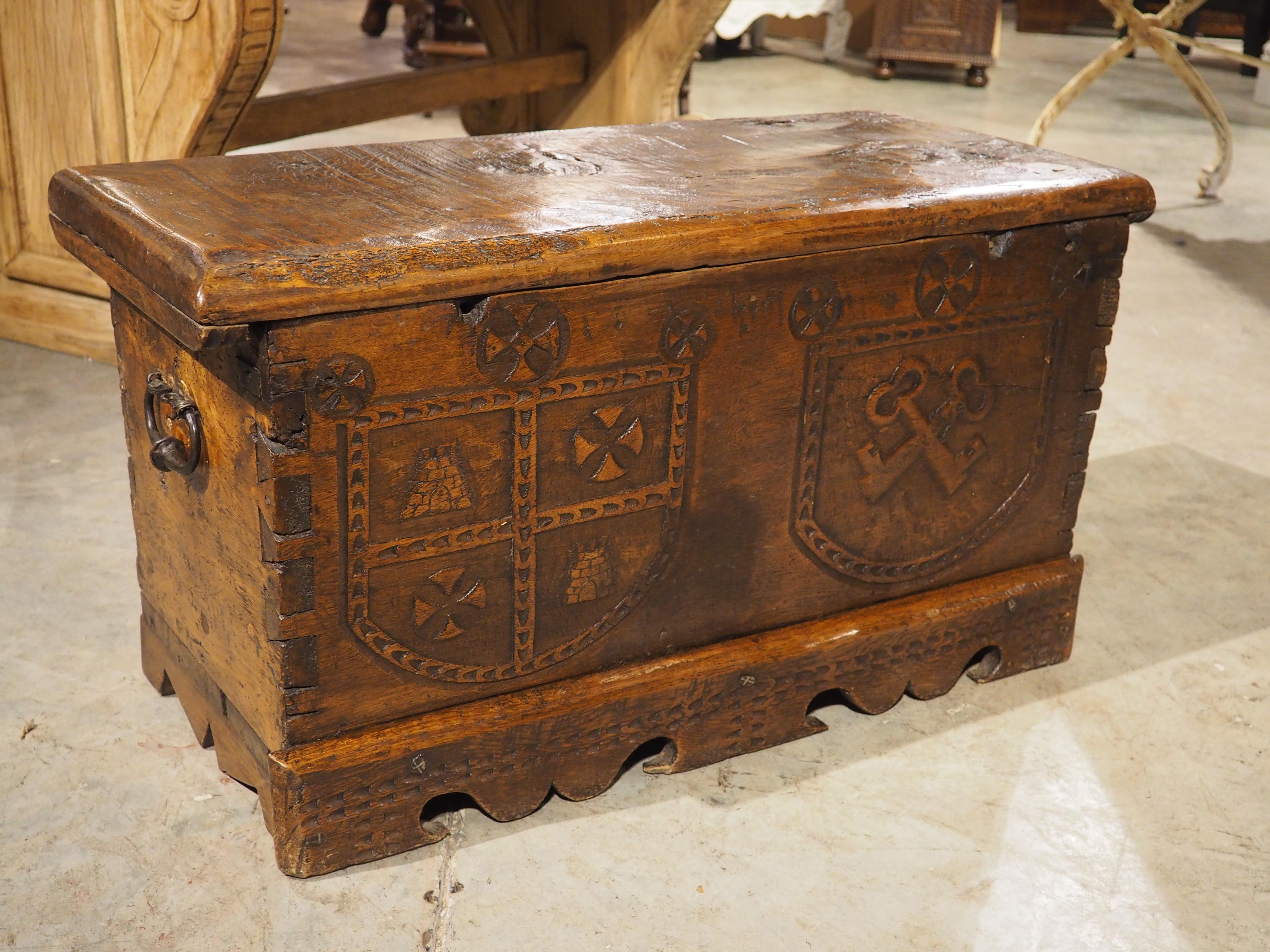 Wappensarg aus massiver Eiche aus Frankreich, um 1680 im Angebot 6