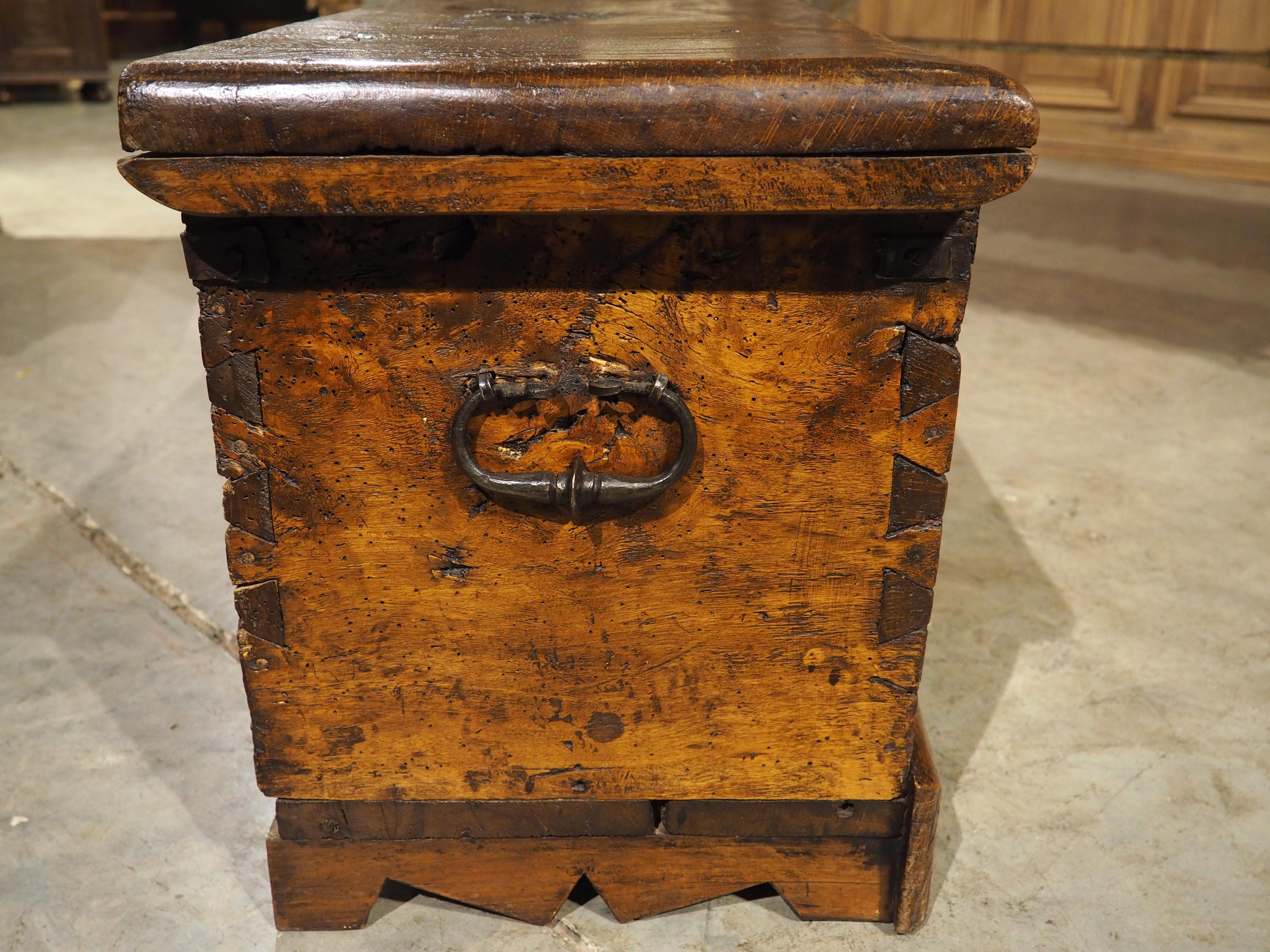 Wappensarg aus massiver Eiche aus Frankreich, um 1680 im Angebot 7