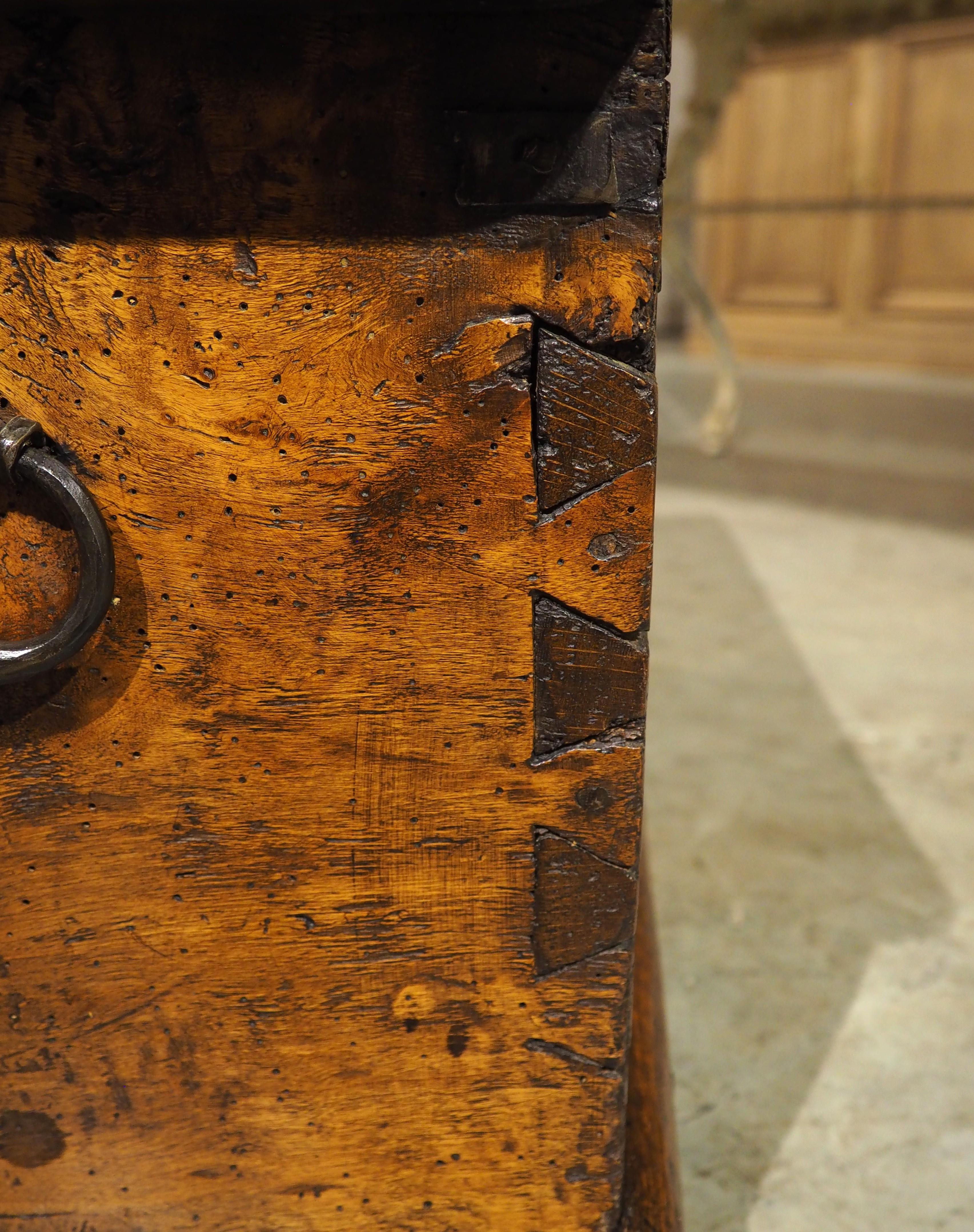 Wappensarg aus massiver Eiche aus Frankreich, um 1680 im Angebot 8